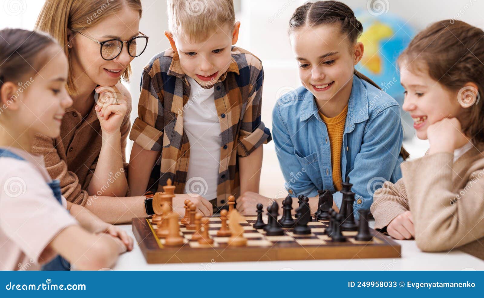 Mulher Ensinando Crianças a Jogar Xadrez Na Escola Foto de Stock