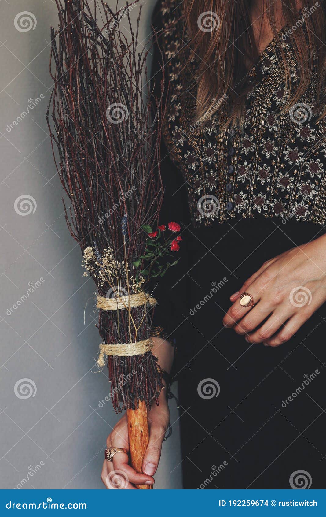 Três lindas bruxas com vassouras e flores em suas mãos