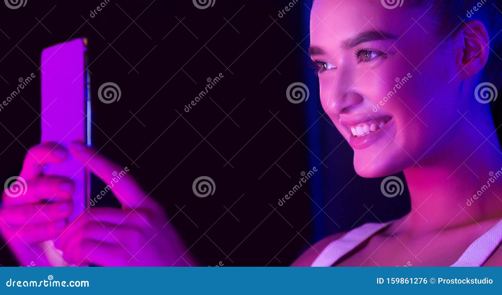 Festa, tecnologia, vida noturna e conceito de pessoas - amigos sorridentes  com smartphone tomando selfie no clube