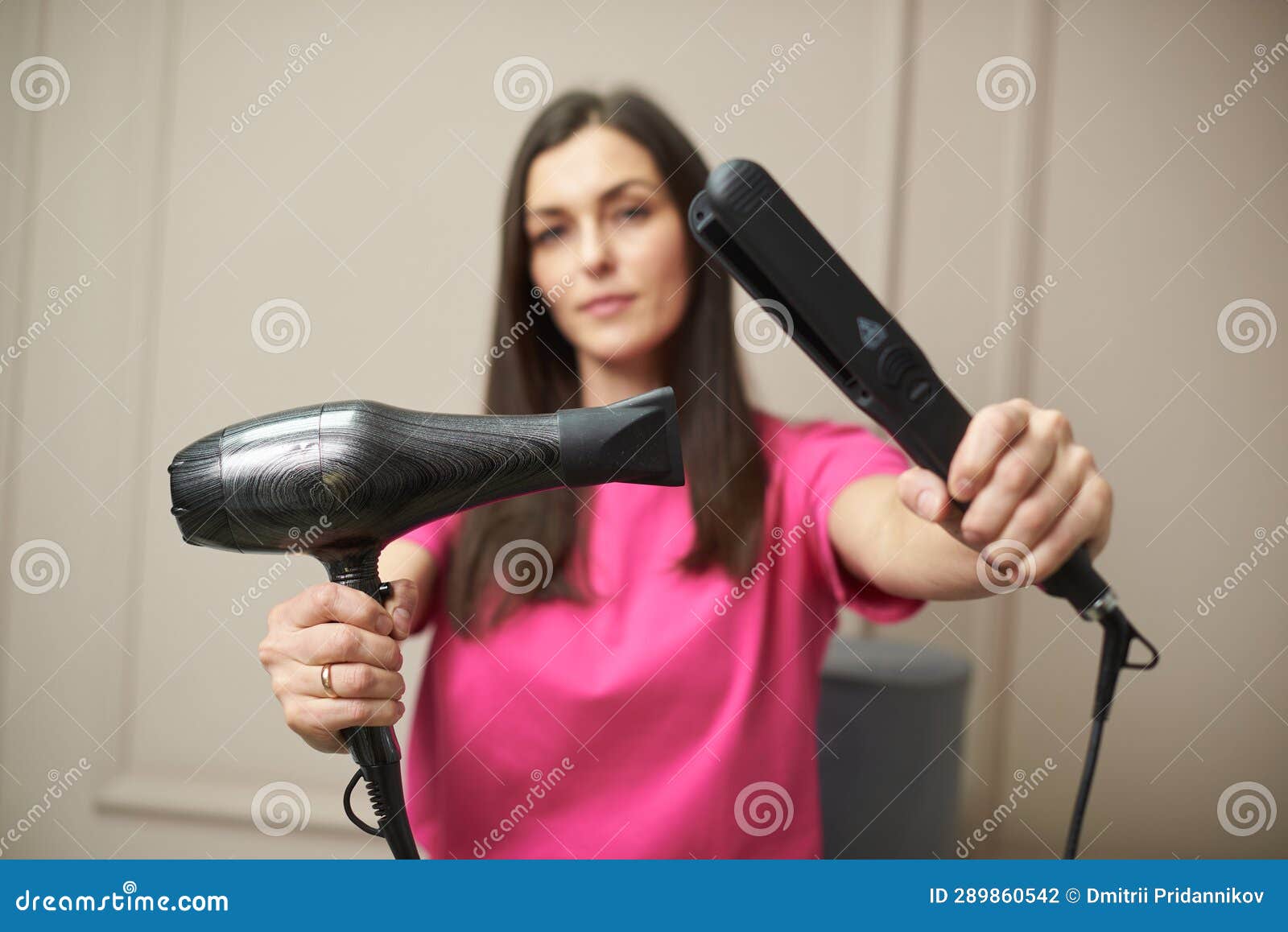 Mão feminina segurando secador de cabelo profissional isolado no