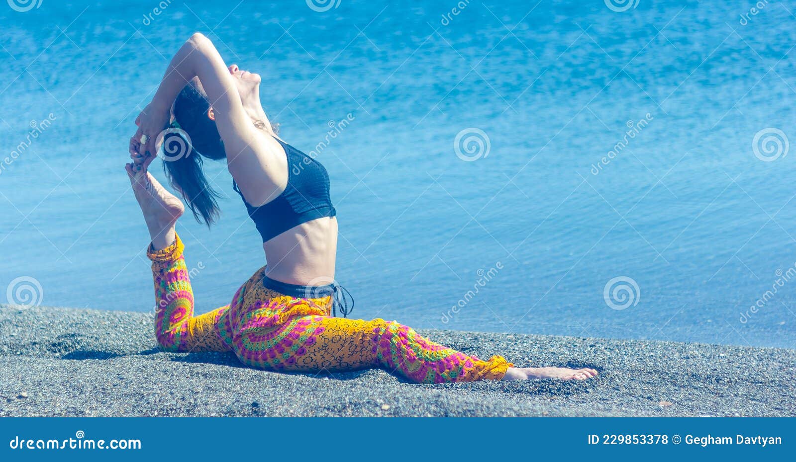 Mulher Fazendo Exercício De Yoga Na Praia Relaxando Na Praia