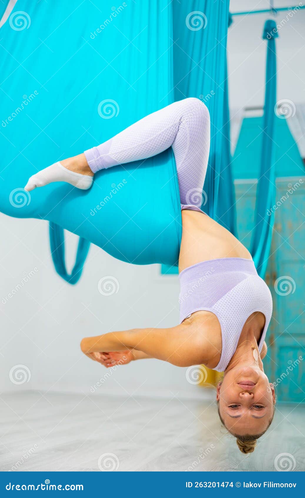 Mulher Fazendo Pose Invertida Em Enforcamento De Hammock No Estúdio Aéreo  De Yoga Foto de Stock - Imagem de exercitar, passatempo: 263201474