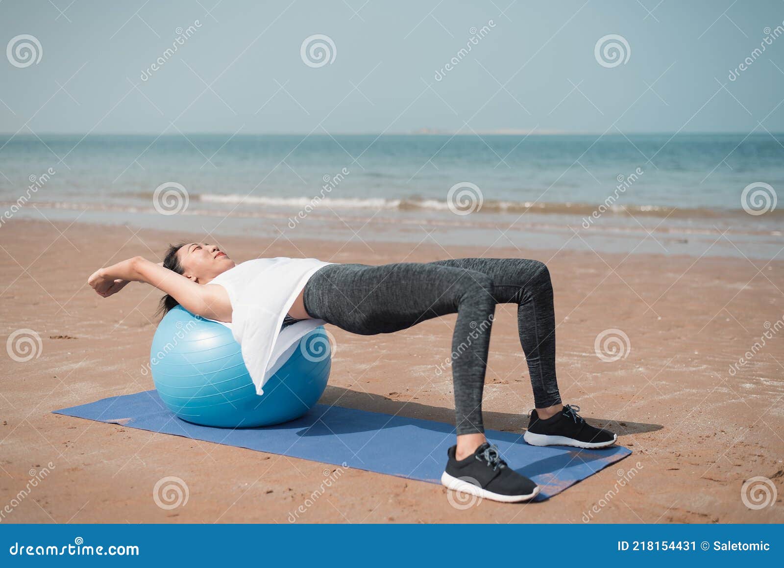 Mulher Fazendo Yoga Na Praia Imagem de Stock - Imagem de estômago