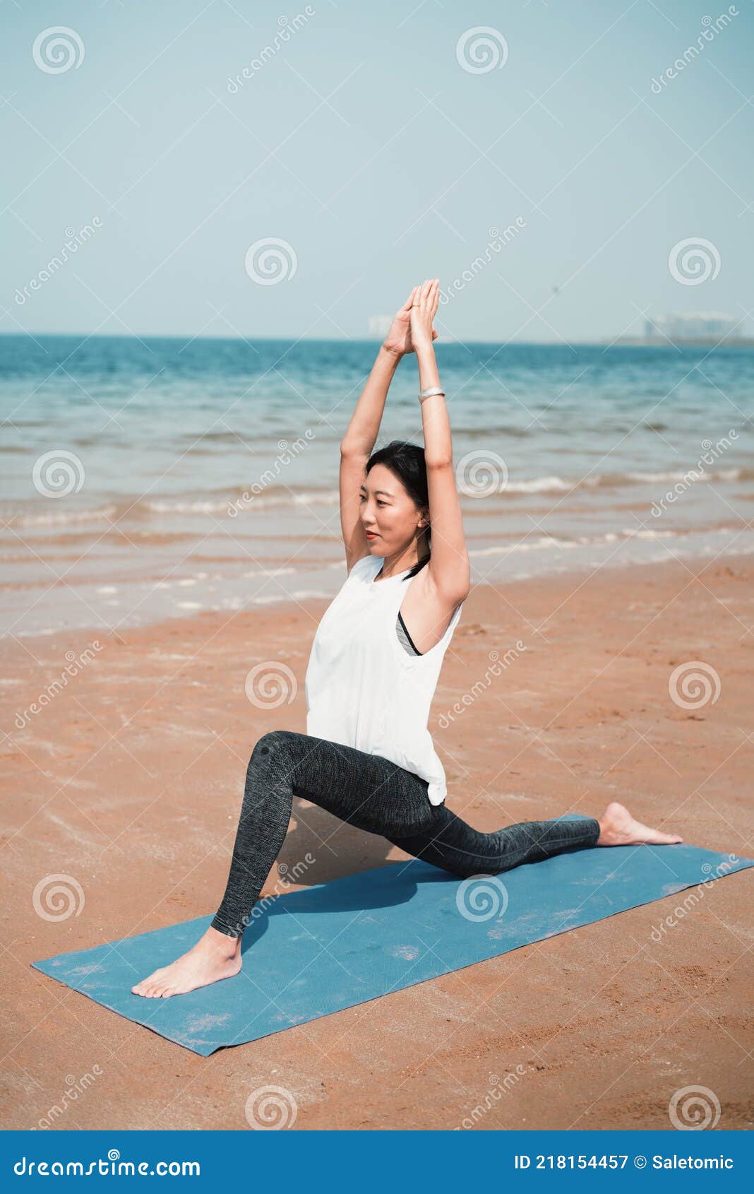 Mulher Fazendo Yoga Na Praia Imagem de Stock - Imagem de relaxamento,  ensolarado: 218154457
