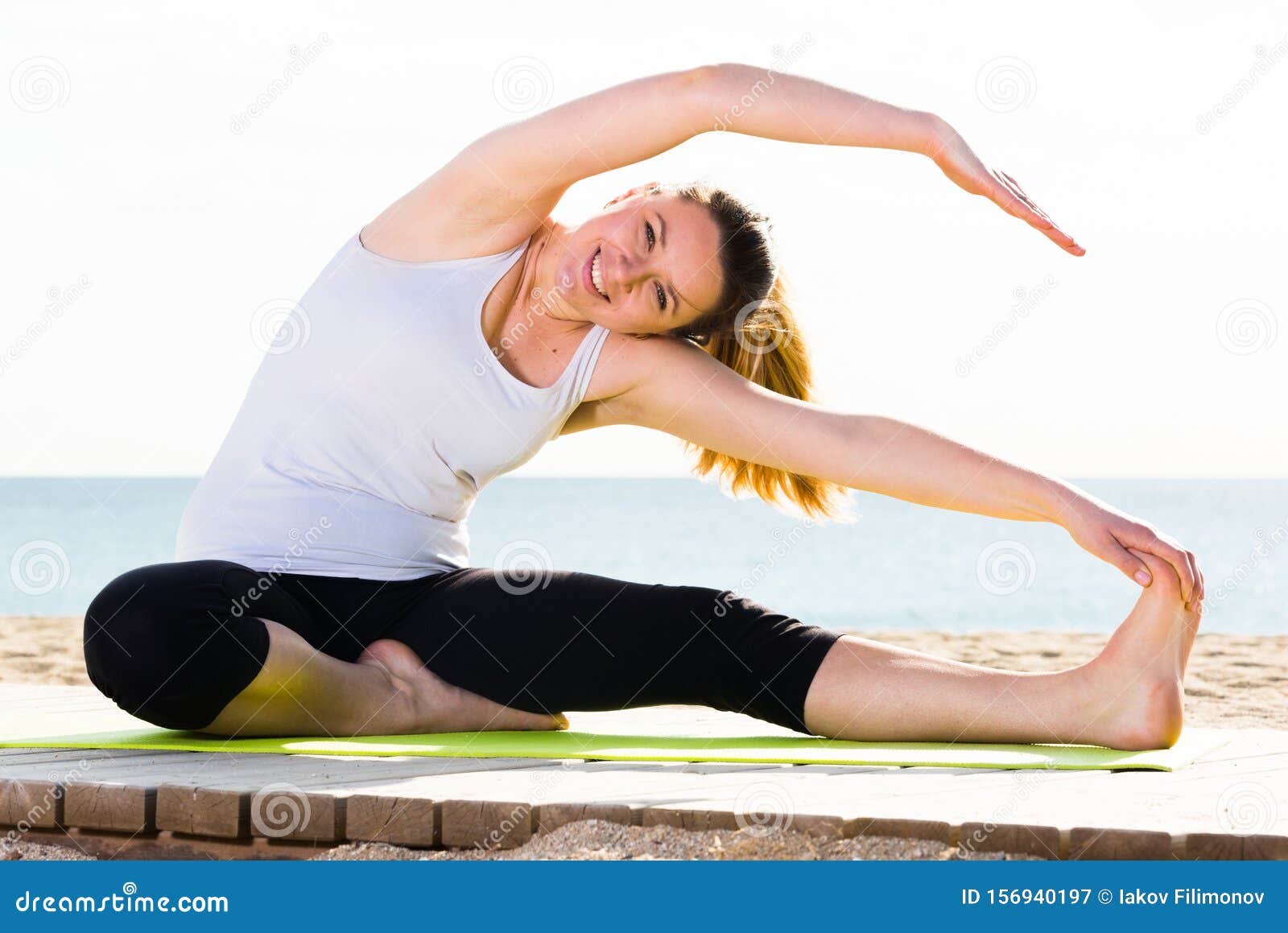 Mulher Fazendo Yoga Sentada Imagem de Stock - Imagem de exercitar,  atividade: 156940197
