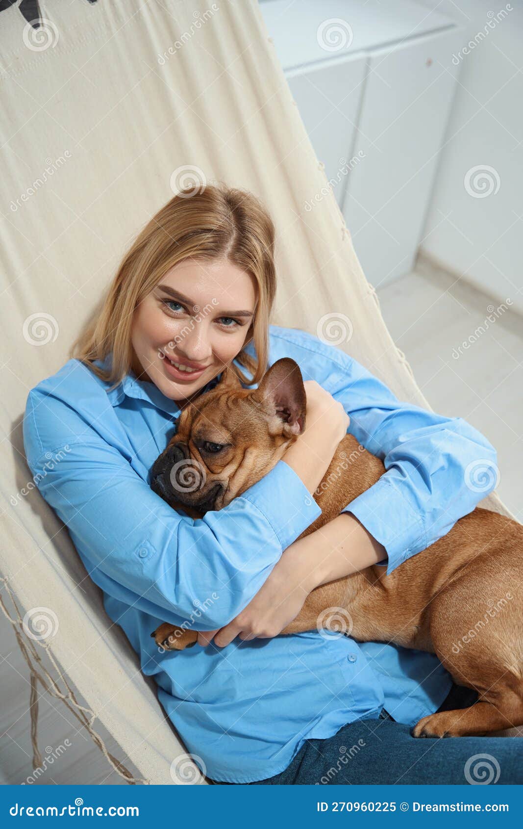 Mulher Feliz Descansando Com Seu Cachorro Imagem de Stock - Imagem de  moderno, maca: 270960225