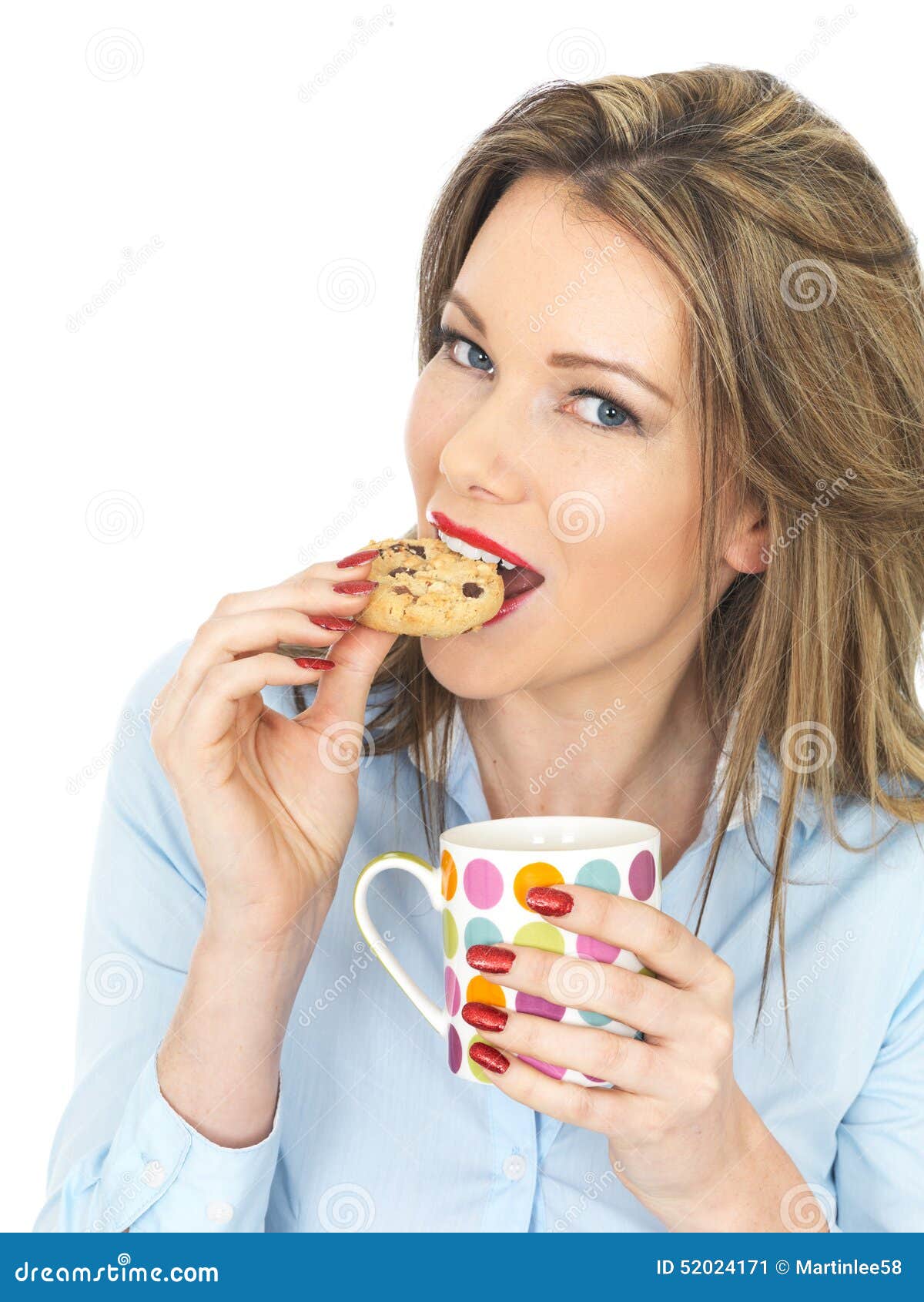 Чай пью с печеньями. Девушка с печеньем. Девушка пьет чай с печеньем. Печенье и рука девушек. Девушка с печеньем фото.