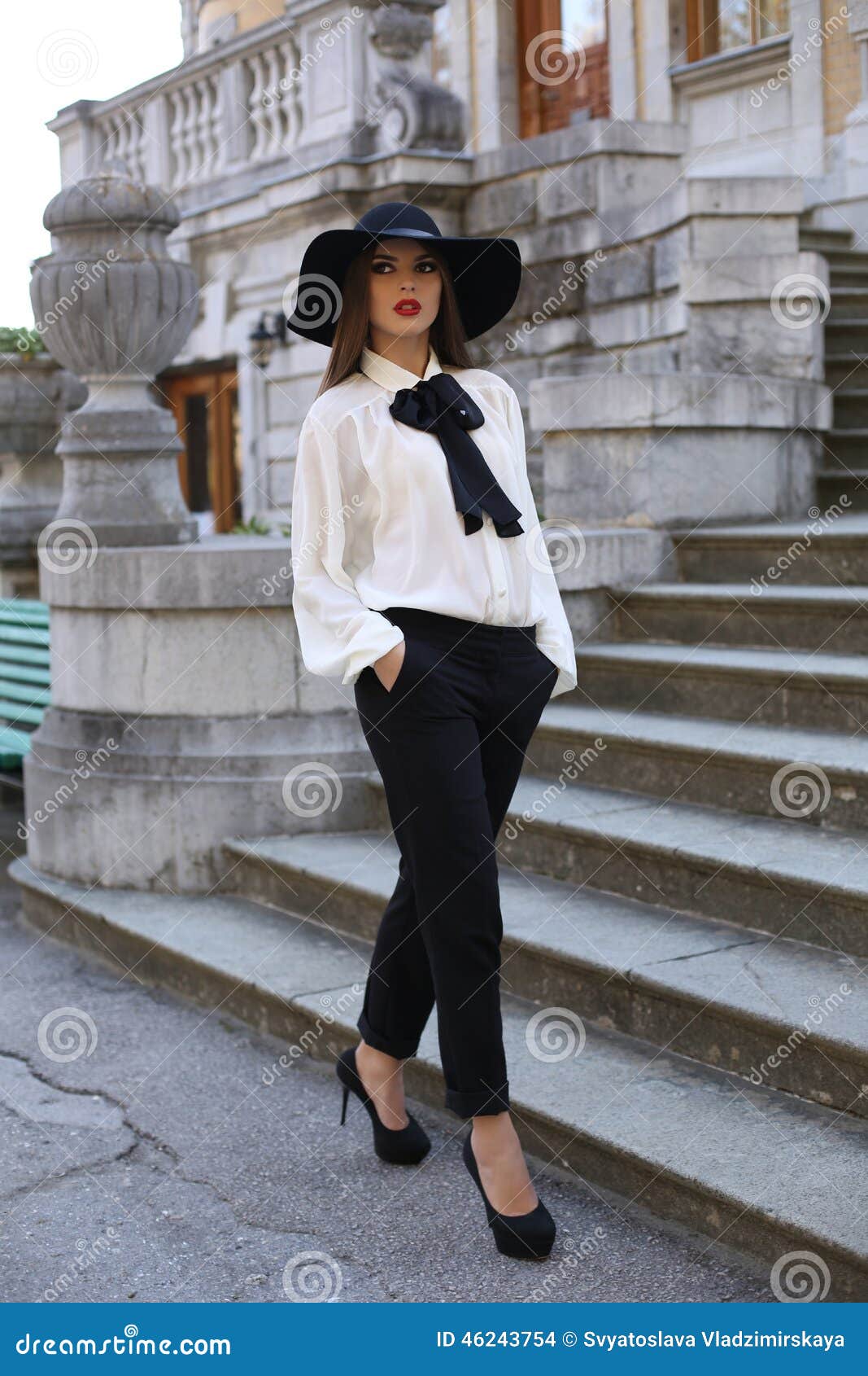 Mulher Feminino Bonita Que Veste a Roupa Elegante, Levantando No Parque  Foto de Stock - Imagem de bonito, joia: 46243754