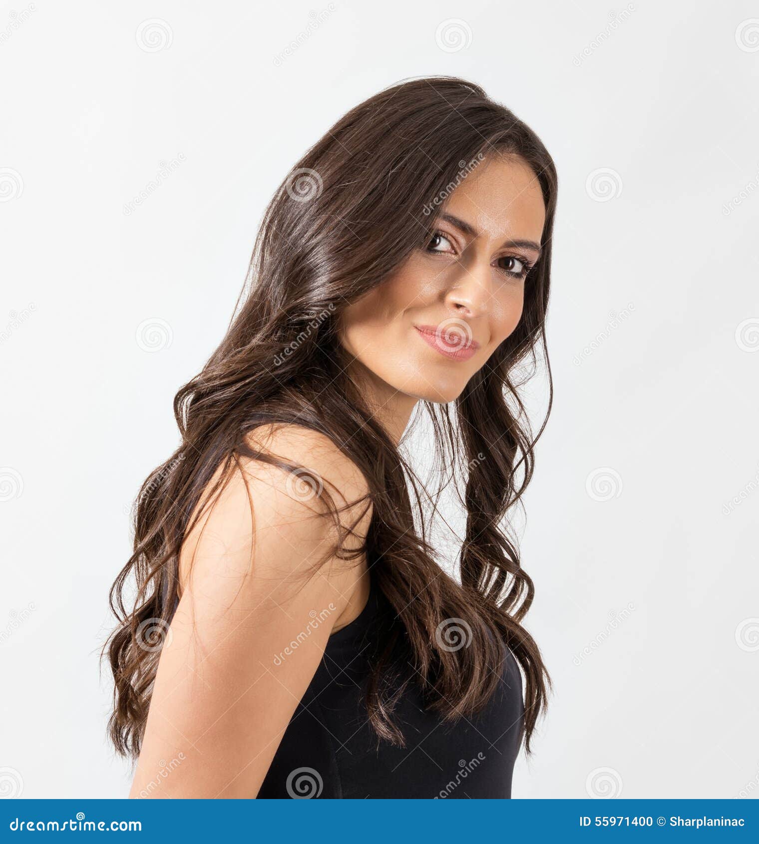 Mulher Feminino Lindo Com O Cabelo Ondulado Longo Que Olha a Câmera Foto de  Stock - Imagem de feminina, cuidado: 55971400