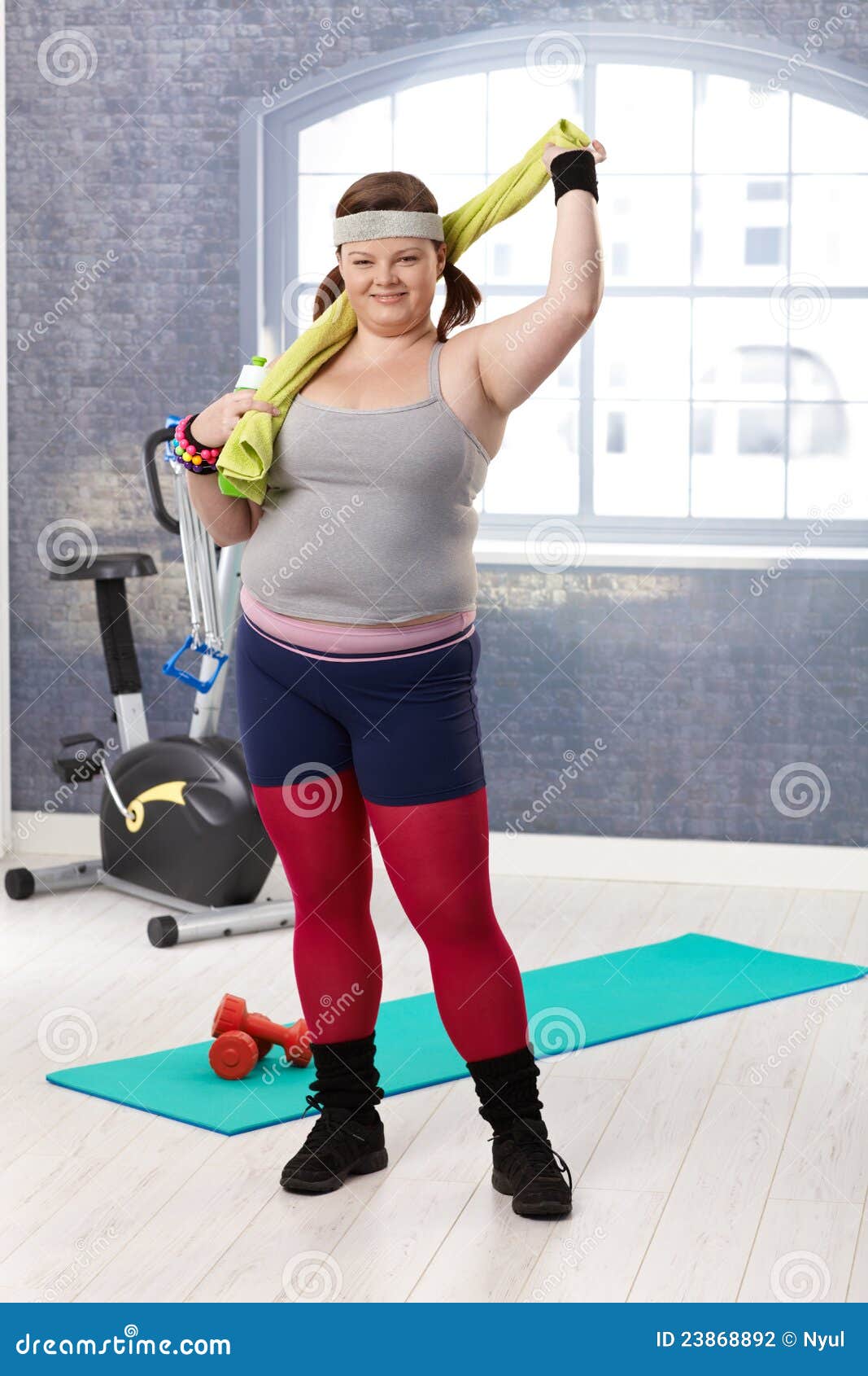 Mulher gorda no sorriso da ginástica. Mulher gorda na ginástica no sportswear, sorrindo.