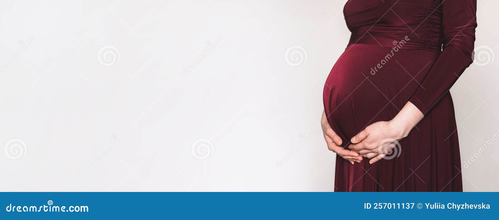 Mulher Grávida De Bordo Vestida Tocando Barriga Preparando-se Para Ir à  Maternidade Para O Parto. Gravidez Maternidade Imagem de Stock - Imagem de  maternidade, roupa: 257011137