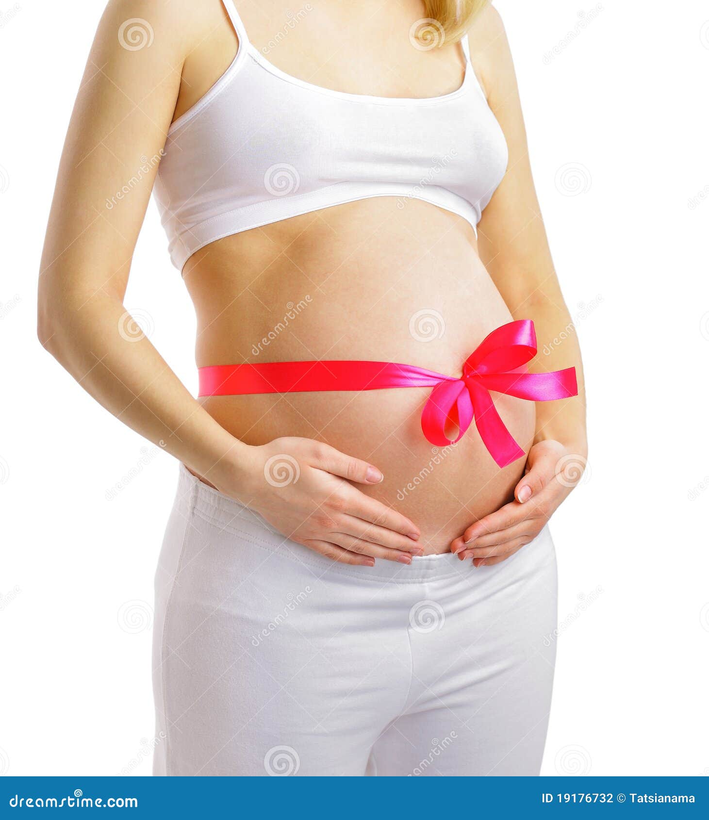Mulher gravida com a fita cor-de-rosa na barriga isolada no branco