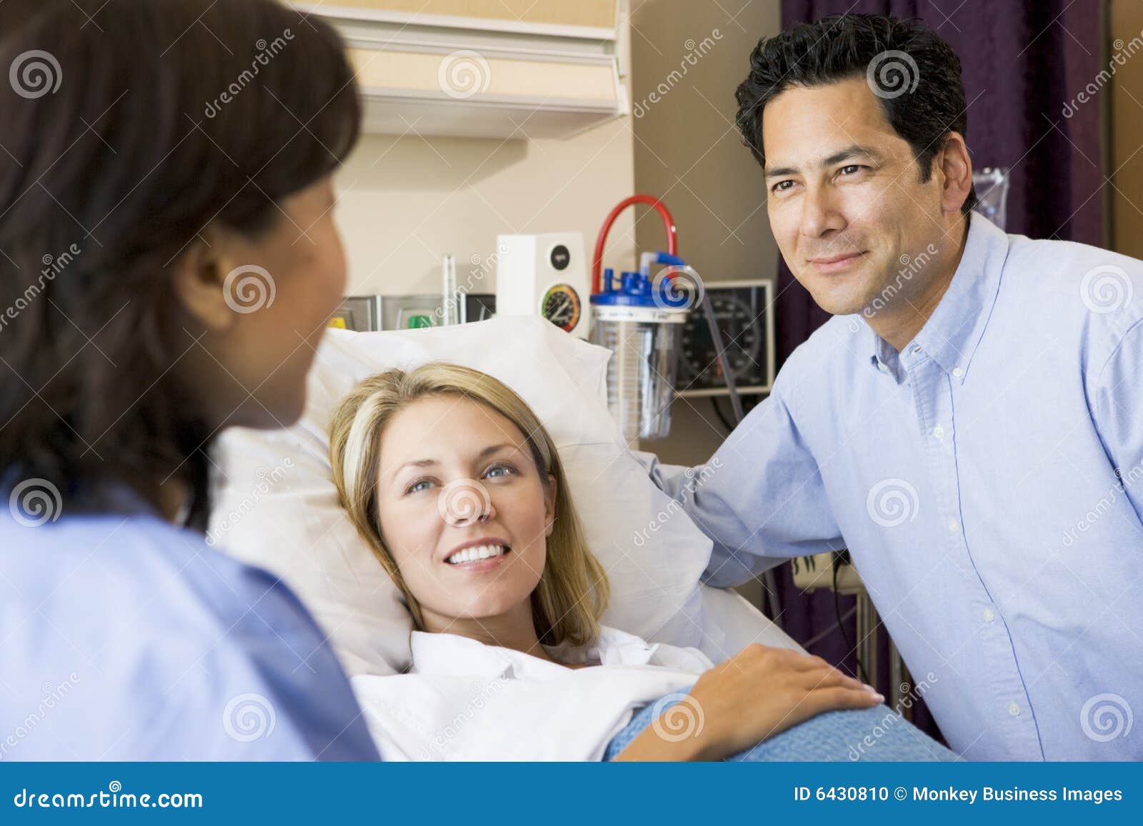 Mulher Gravida Do Doutor Talking E Seu Marido Foto De Stock Imagem De Trabalho Doutor 6430810