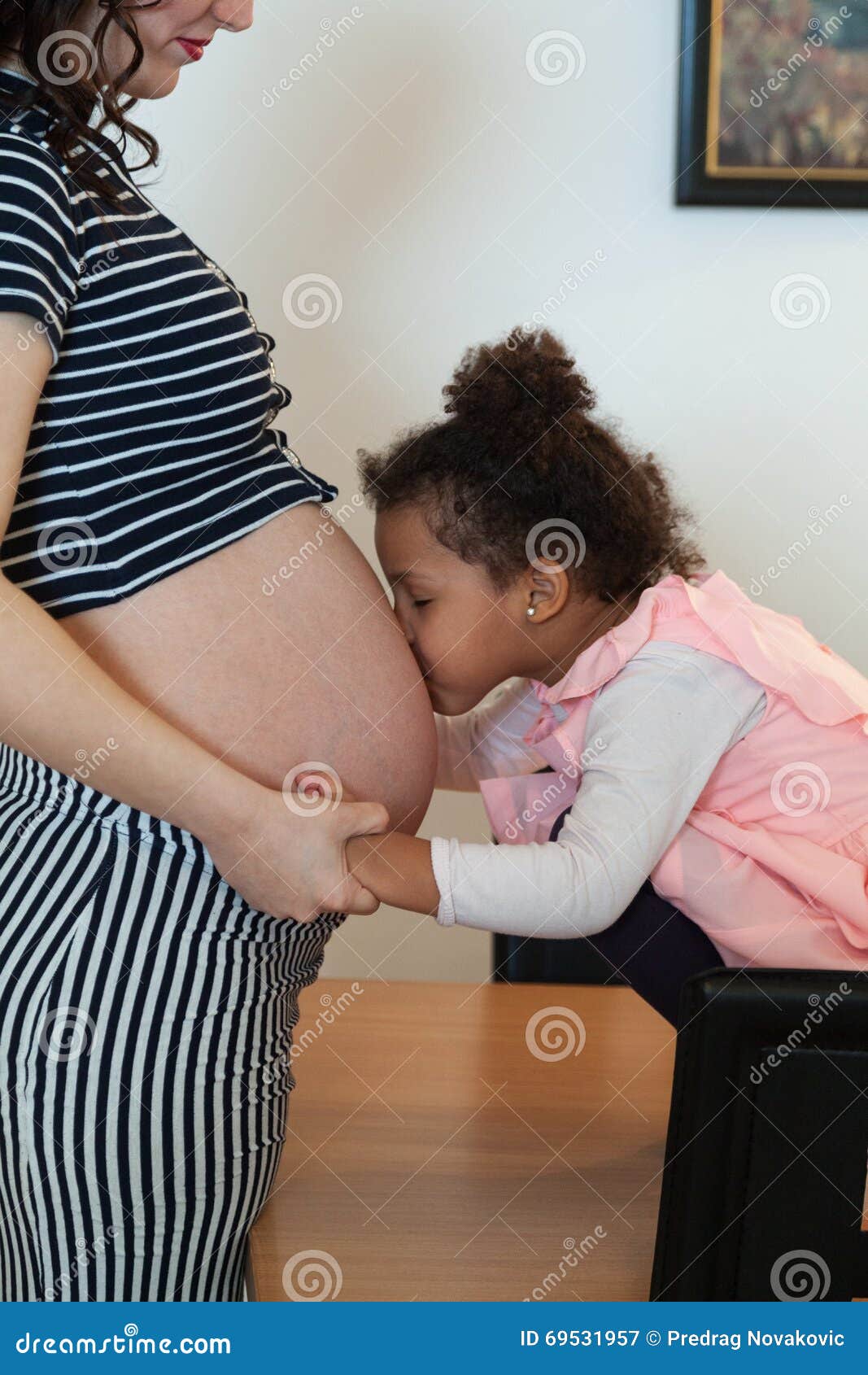 Sonhar Que Sua Filha Esta Gravida Mulher gravida e sua filha imagem de stock. Imagem de felicidade - 69531957