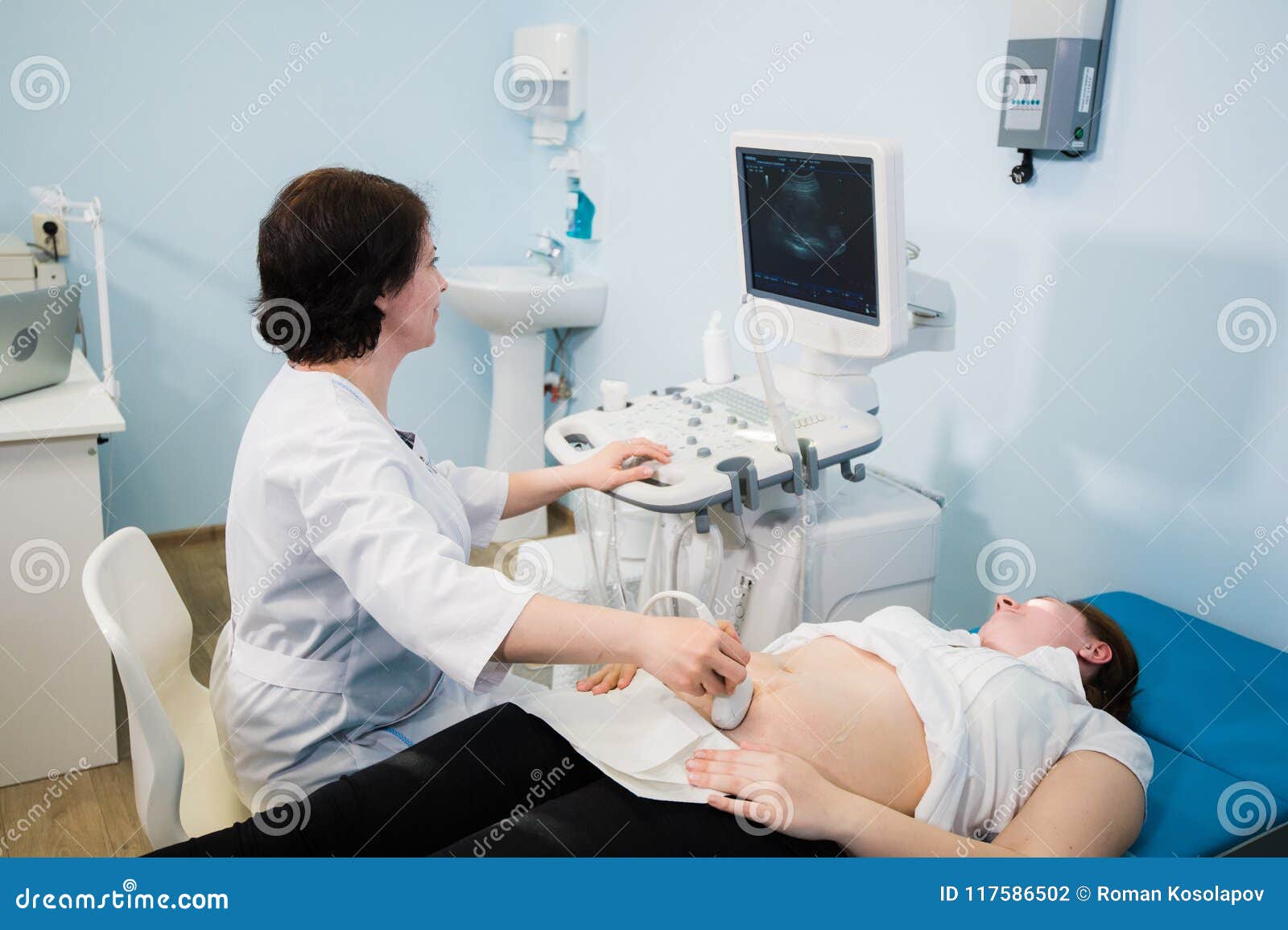 A Mulher Gravida Que Faz a Varredura Na Clínica Pré-natal, Mãe Do Ultrassom Preocupou-se Sobre a Saúde De Seu Bebê Futuro, Feliz Foto de Stock - Imagem de verificar, matriz: 117586502 A Mulher Gravida Que Faz a Varredura Na Clínica Pré-natal, Mãe Do Ultrassom Preocupou-se Sobre a Saúde De Seu Bebê Futuro, Feliz Foto de Stock - Imagem de verificar, matriz: 117586502