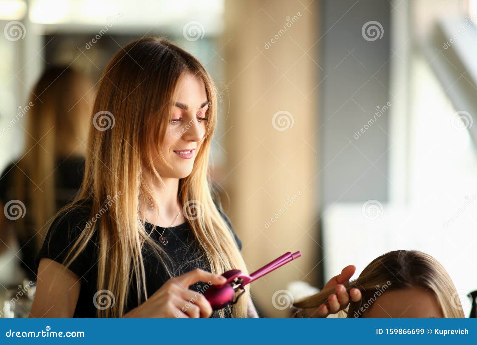 Mão feminina segurando secador de cabelo profissional isolado no