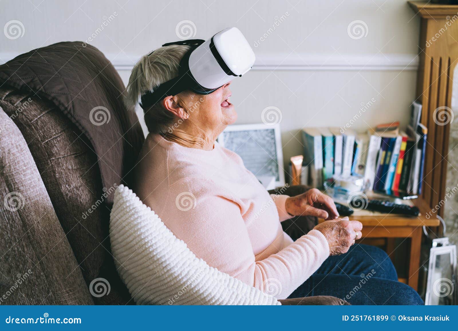 Jovem Asiática, Filha Feliz E Sua Mãe, Velha Senhora Idosa, Usando óculos  Vr, Desfrutam Do Jogo 3d Online Juntos. Imagem de Stock - Imagem de olhar,  atividade: 254695409