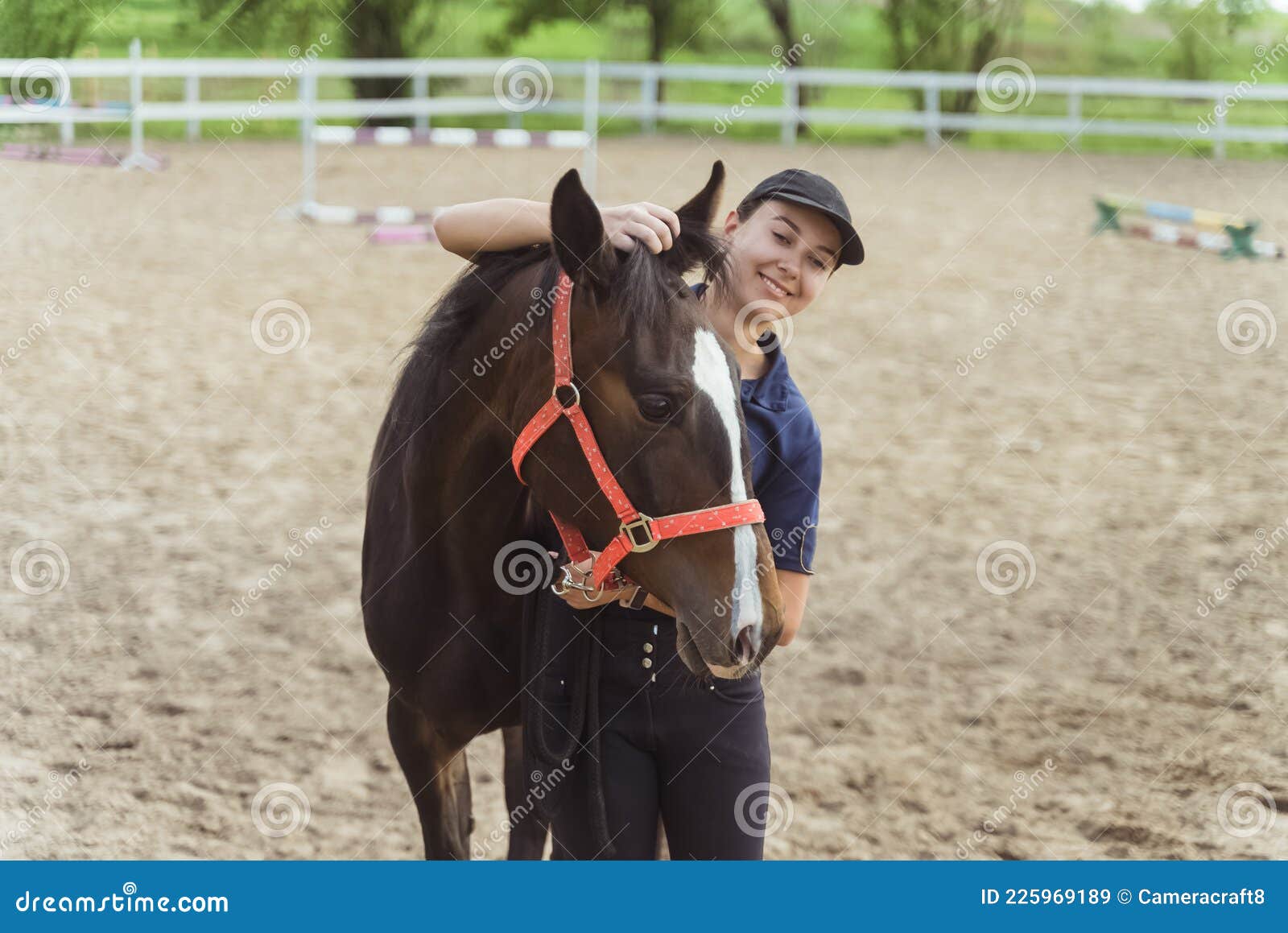 Mulher Jockey Com Seu Cavalo Marrom Selado Patenteando O Garanhão