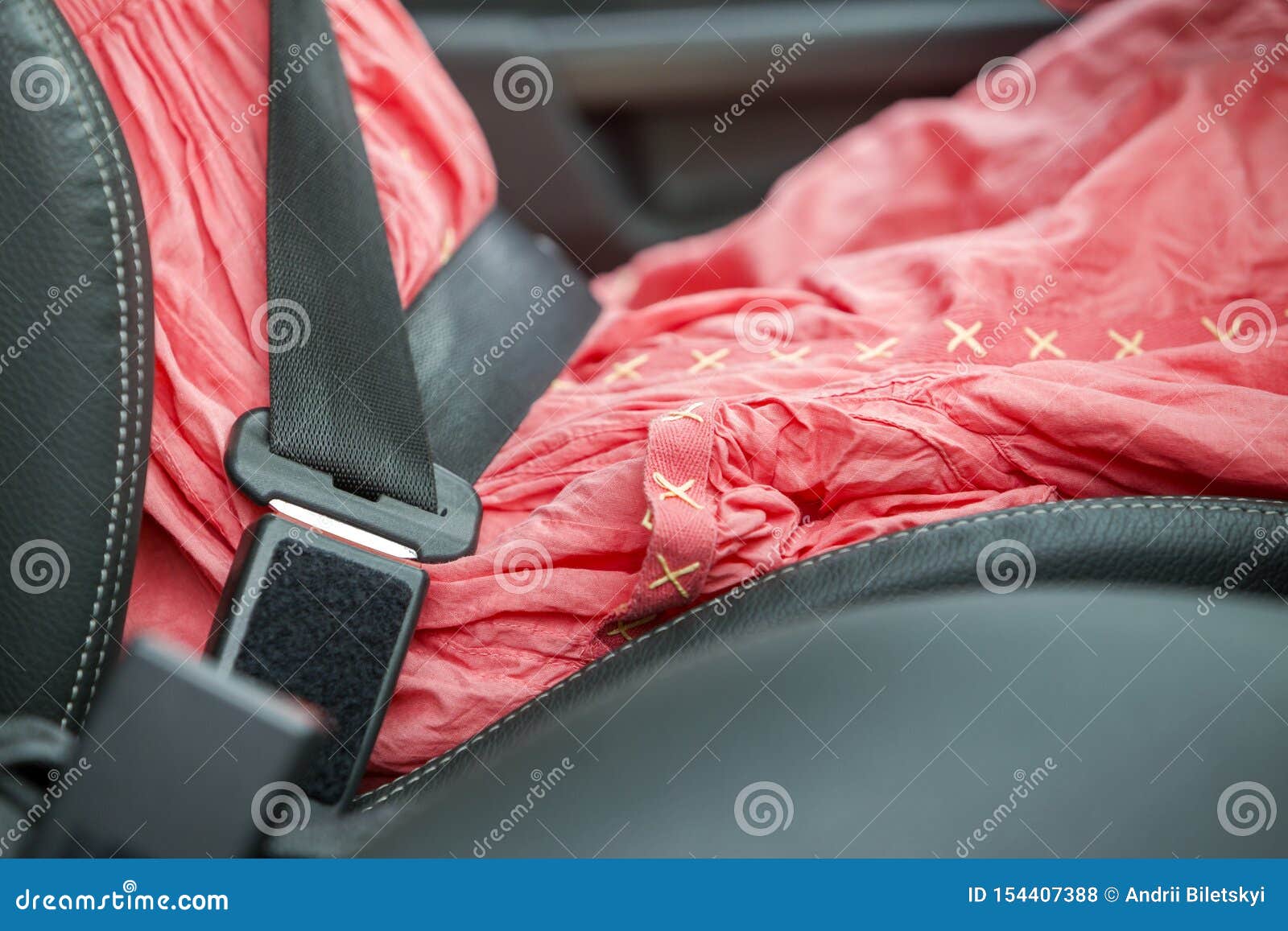 Mulher Jovem Dentro Do Carro Apertada Com Cinto De Segurança Conceito De  Segurança E Precaução Foto de Stock - Imagem de correia, carro: 154407388