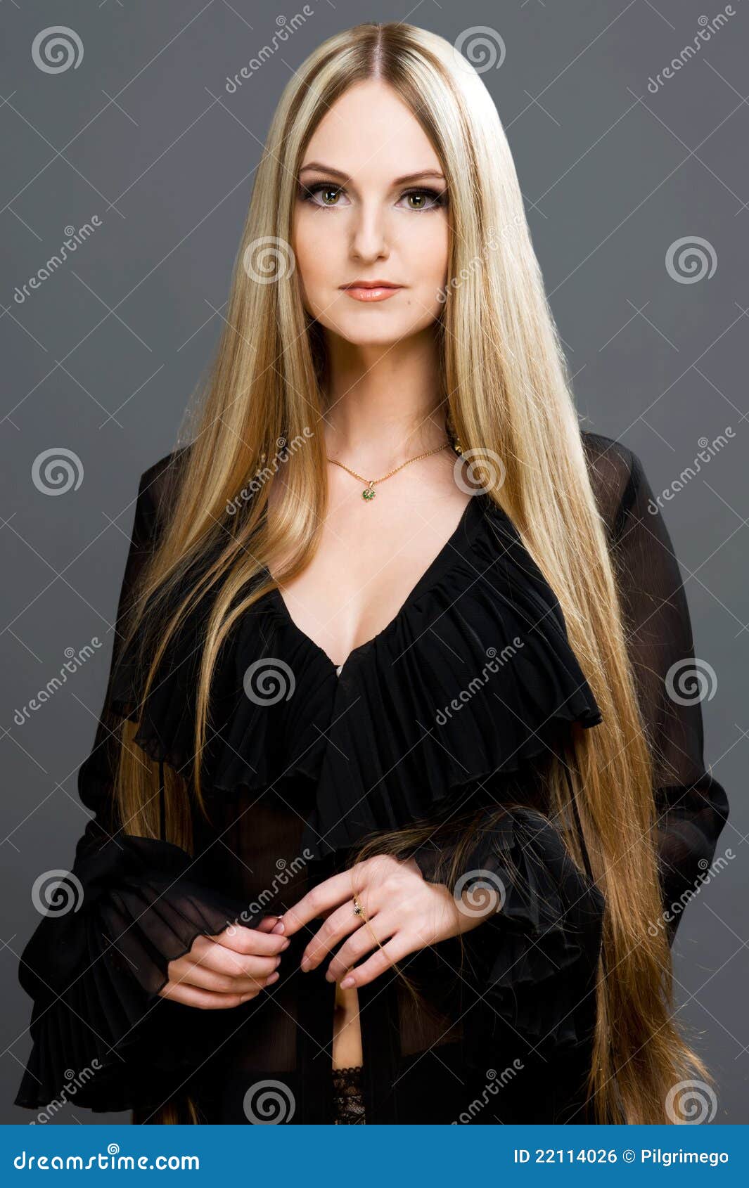 mulher-loura-bonita-com-cabelo-muito-longo-22114026.jpg