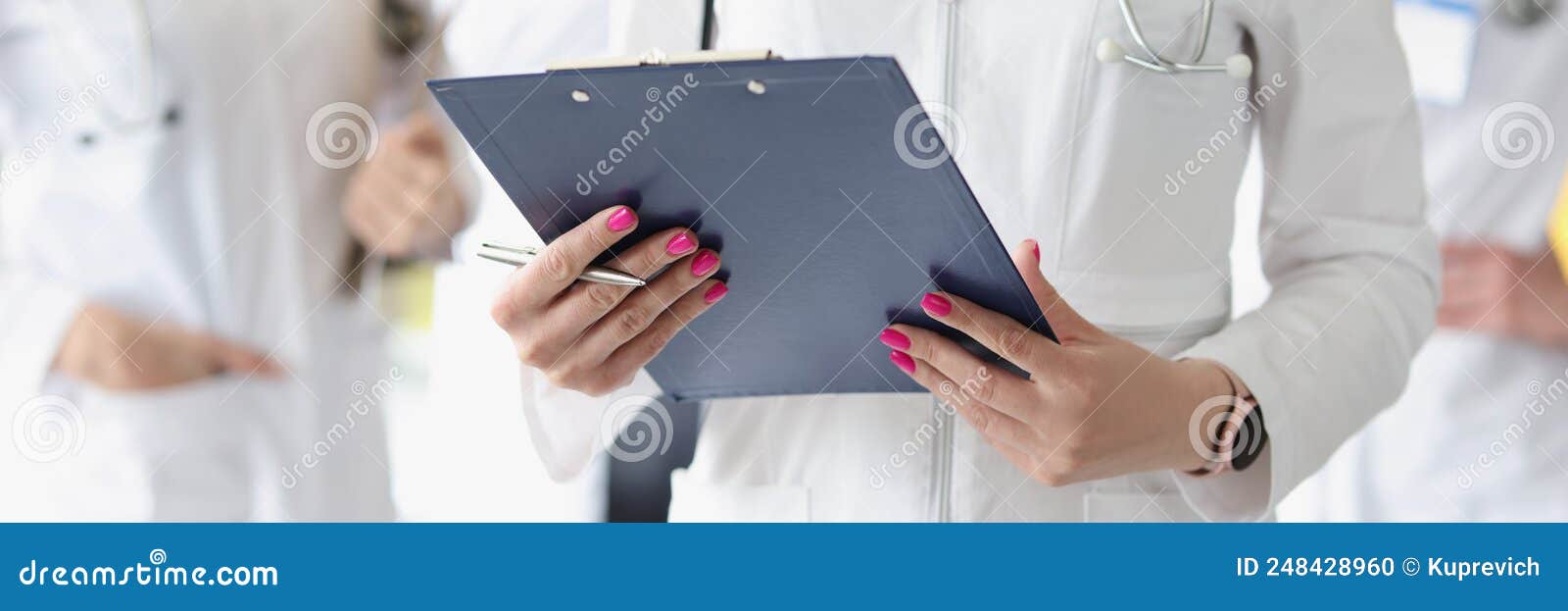 Médico Mulher Segurando Prancheta Medicina Conceito Saúde Bonito