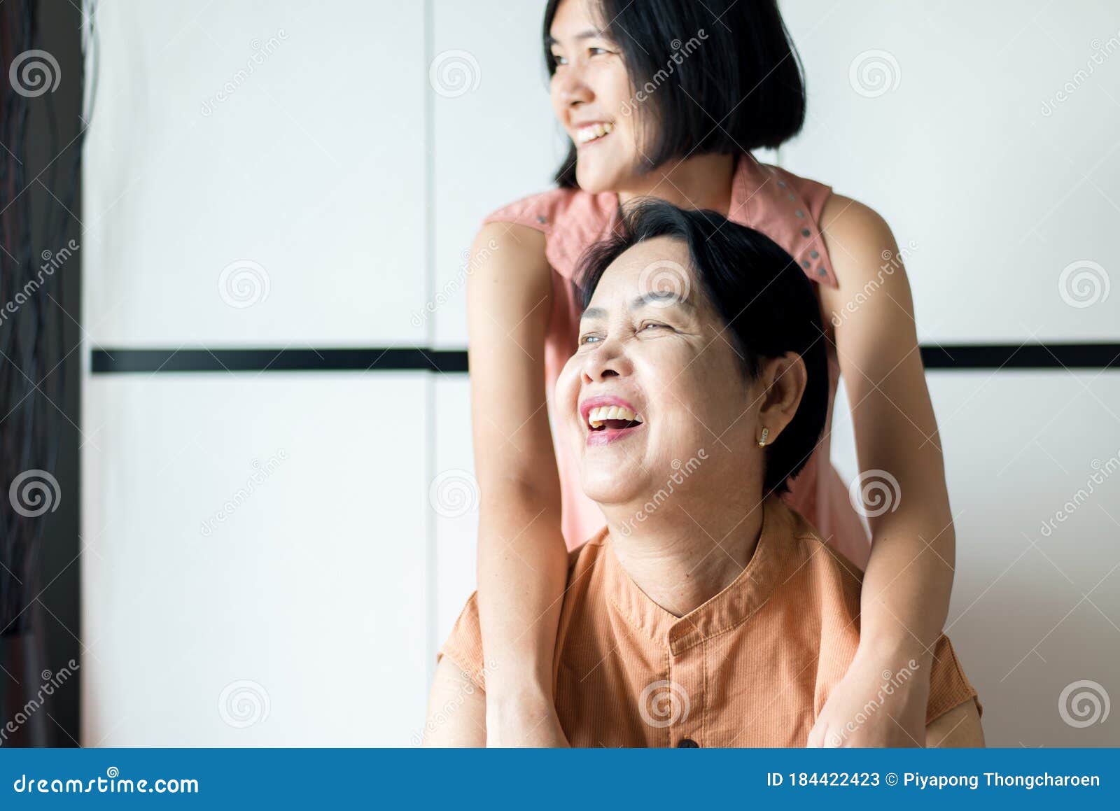 Mulher Madura Asiática Rindo Com a Filha Cuidando E Dando Apoio Ao Conceito De Seguro-mãe Idosa De Meia-idade Feliz Em Casa Imagem de Stock foto