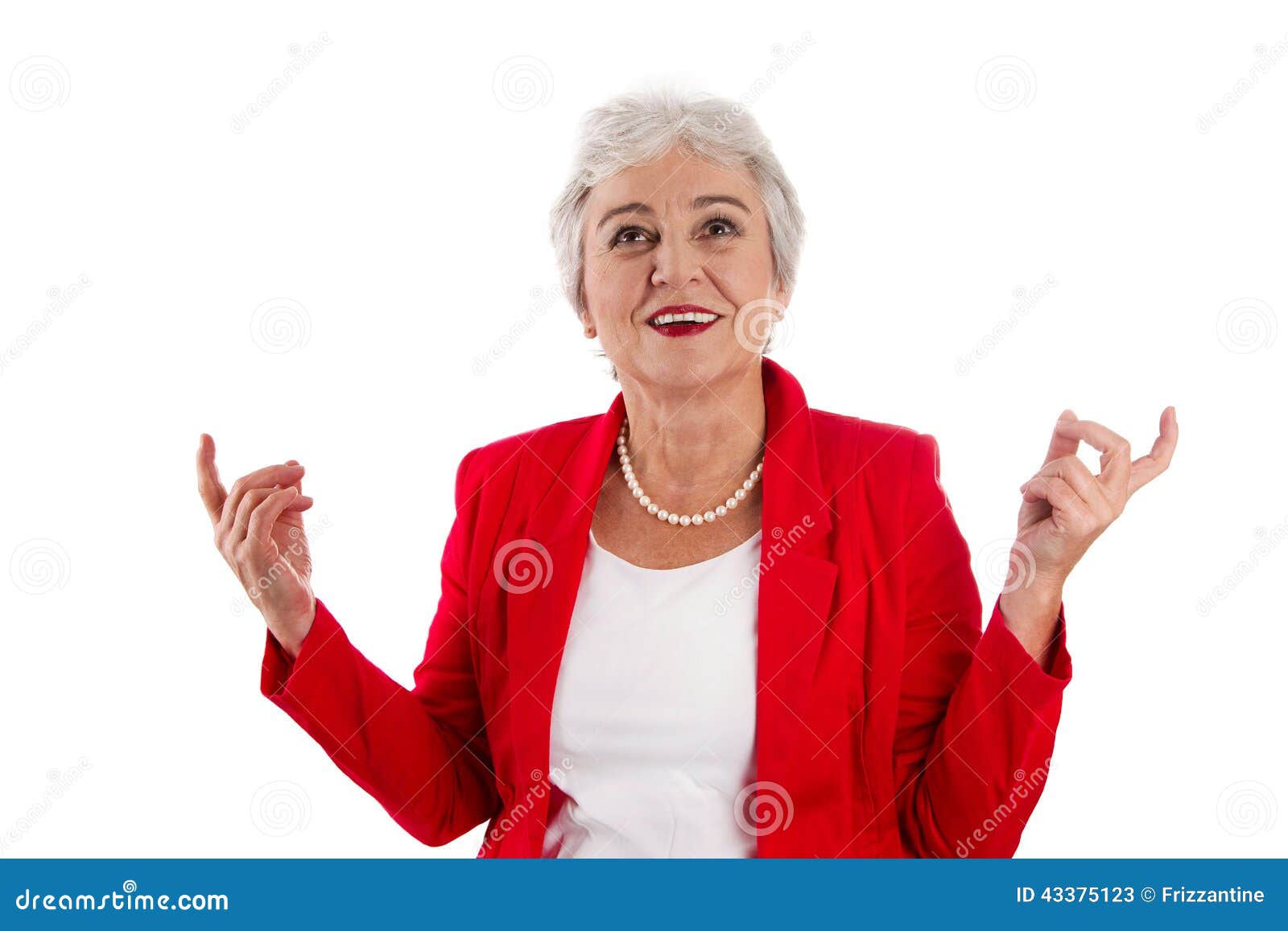 Mulher mais idosa isolada feliz em alegre e feliz vermelhos sobre seu sucesso Igualmente um conceito para o alto diretivo ou os empregados