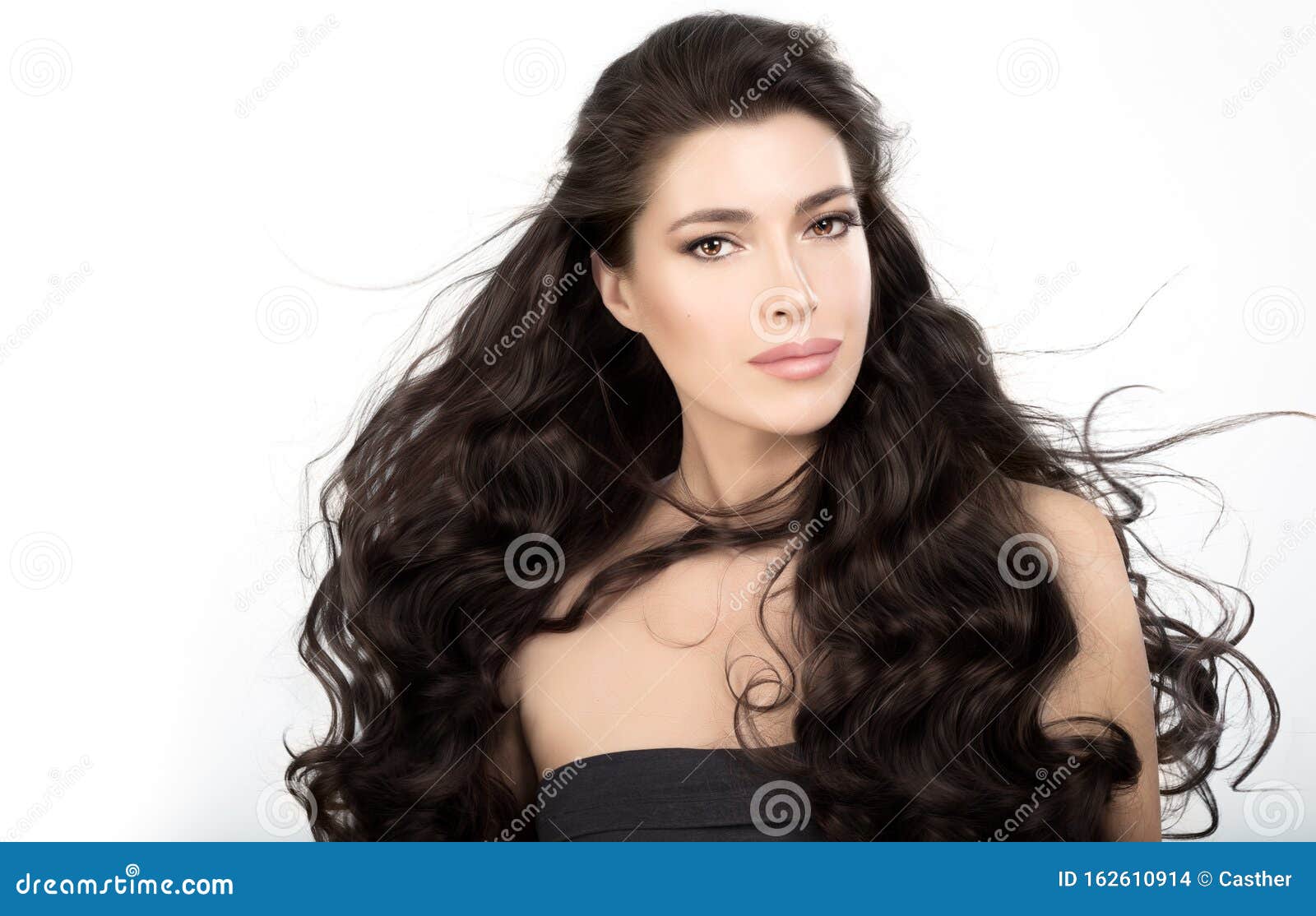 Cabelo. linda garota com cabelo longo ondulado e brilhante. mulher morena  com penteado encaracolado lindo. cuidado capilar. cabelo comprido saudável.  mulher modelo de beleza. cabelo castanho.