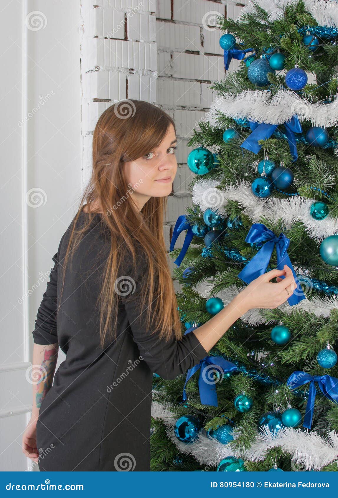 Mulher Na árvore De Natal Decorada Com Bolas Azuis Foto de Stock - Imagem de mulher, decorado: 80954180 Mulher Na árvore De Natal Decorada Com Bolas Azuis Foto de Stock - Imagem de mulher, decorado: 80954180