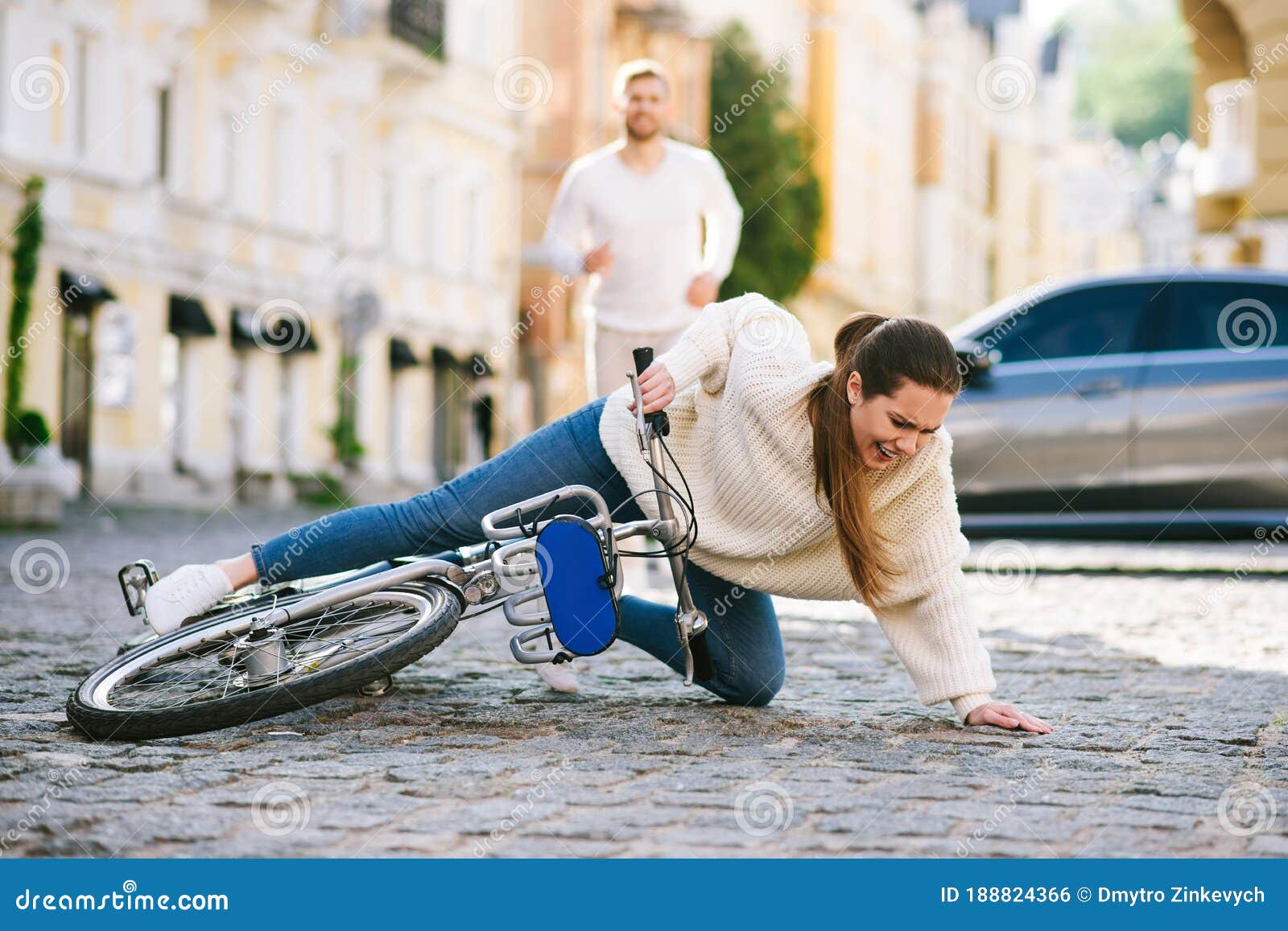 Mulher Na Rua Da Cidade Caindo De Bicicleta Foto de Stock - Imagem de  homem, relacionamento: 188824366