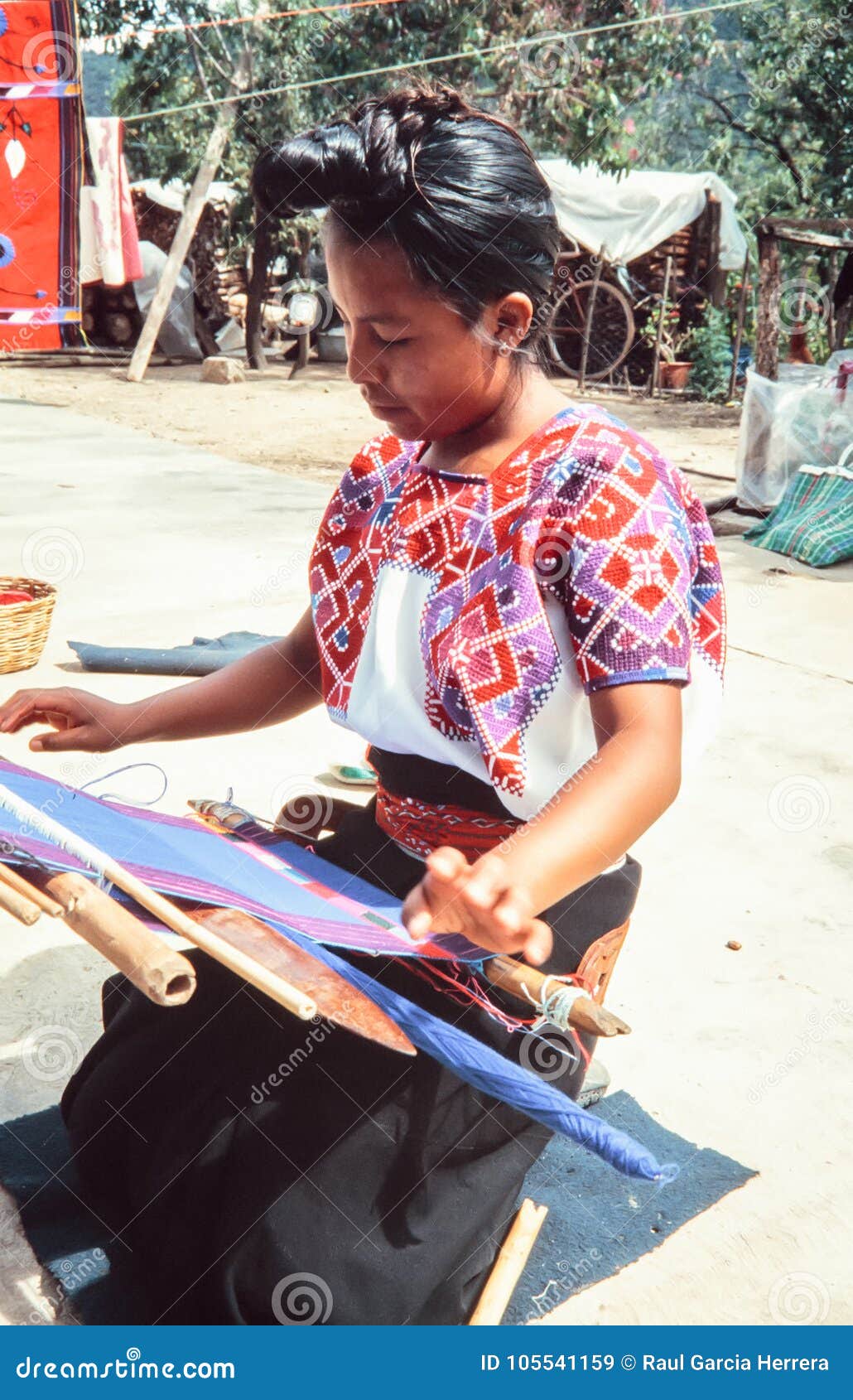 Mulher nativa do maya de Tzotzil que tece um Huipil tradicional no tear San que Juan Chamula é uma cidade pequena encontrou 6 milhas ao noroeste de San Cristobal de Las Casas é home a uma comunidade ferozmente independente de Tzotzil o Chamulans é os artesões talentosos que produzem as blusas, os sacos e os weavings bordados feitos a mão de alta qualidade