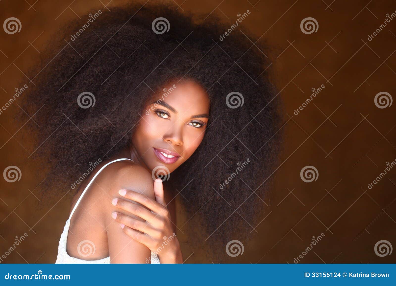 Mulher Negra Afro-americano Com Cabelo Grande Foto de Stock - Imagem de  povos, interior: 33156124