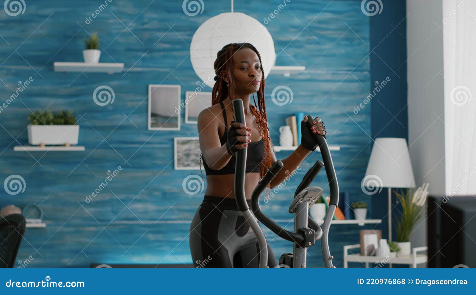 Mulher Negra Atlética Correndo Em Bicicleta Elíptica Observando a