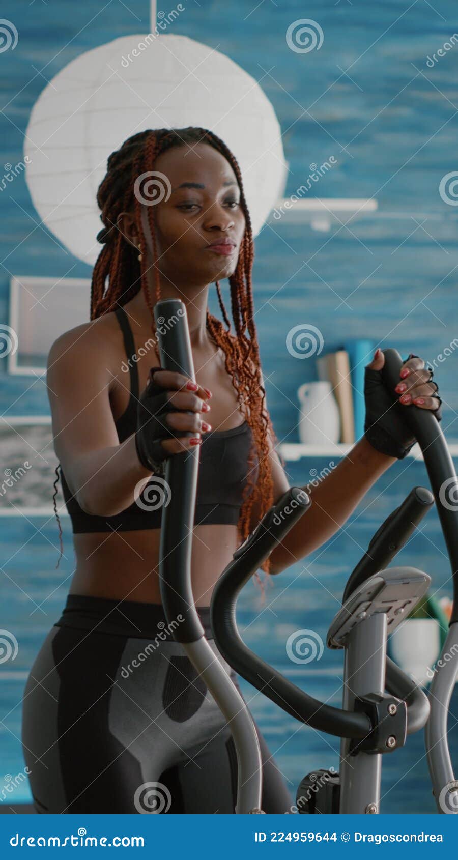 Mulher Negra Atlética Correndo Em Bicicleta Elíptica Observando a Rotina Do  Bem-estar Foto de Stock - Imagem de ajuste, potência: 224959644