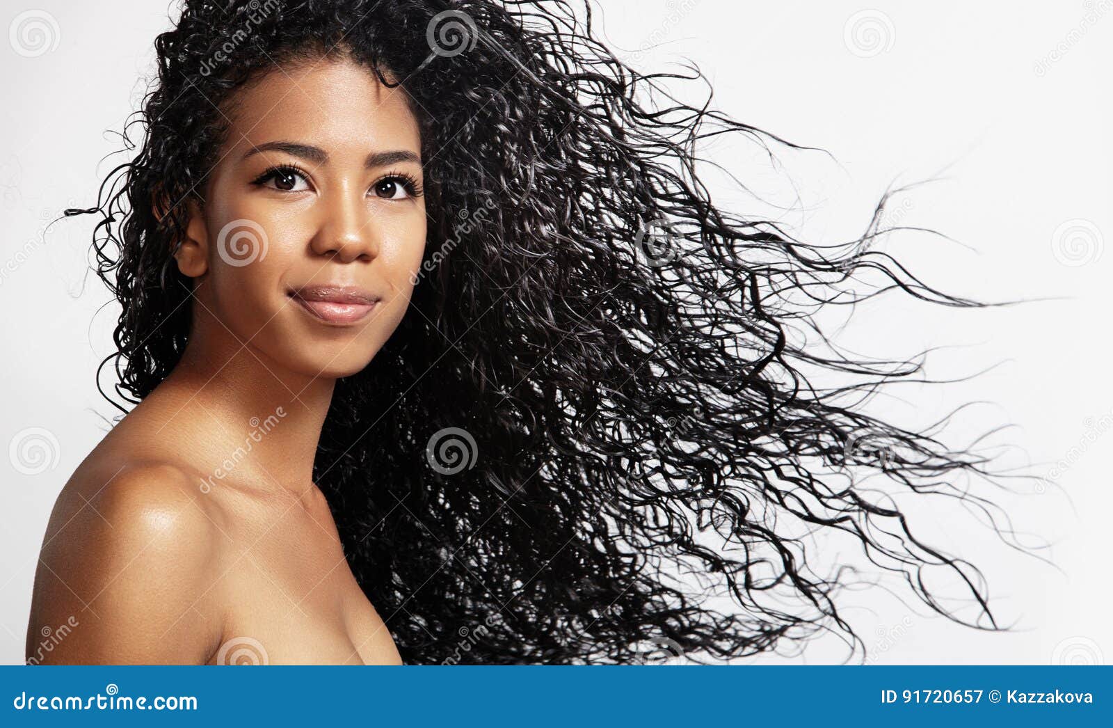 Mulher Negra Com Um Cabelo Encaracolado No Ar Imagem de Stock - Imagem de  escuro, preto: 91720657