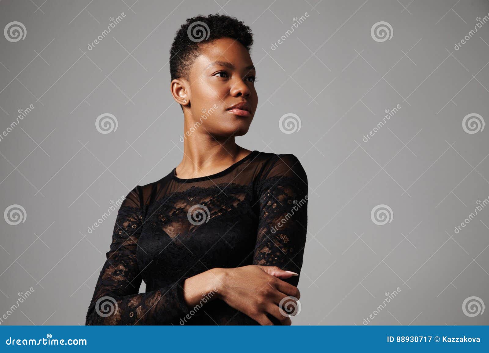 Mulher Negra Com Um Corte De Cabelo Curto Imagem de Stock - Imagem