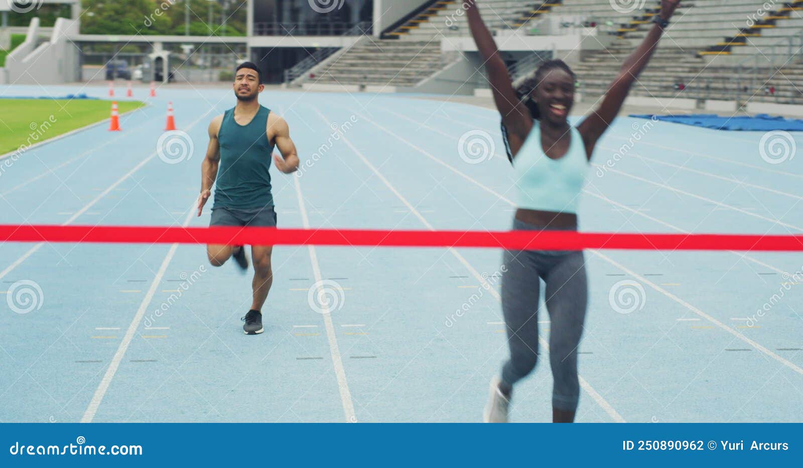 Maratona Campeã. Atleta Mulher Corredor. Competição Desportiva.  Desportista. Filme - Vídeo de lento, maratona: 280274958