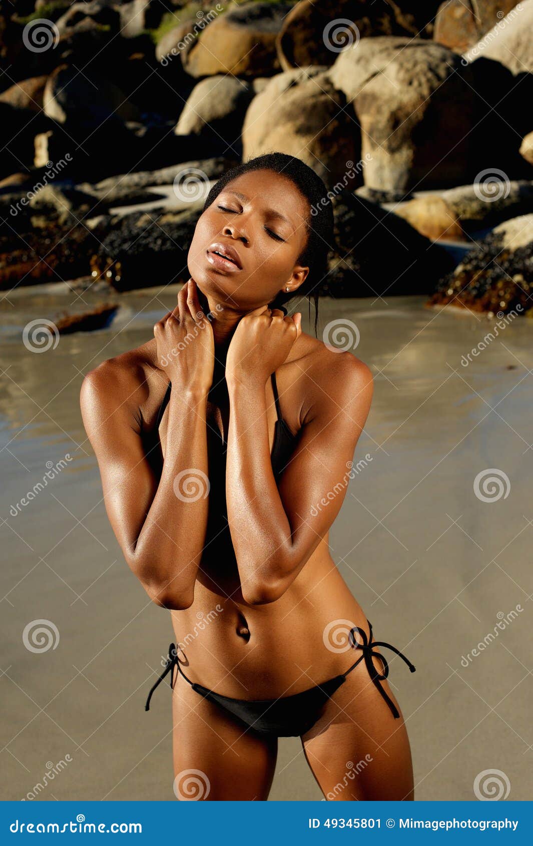 Jovem Mulher Negra Na Praia Imagem de Stock - Imagem de exterior, nave:  49345801, image size:1065x1690