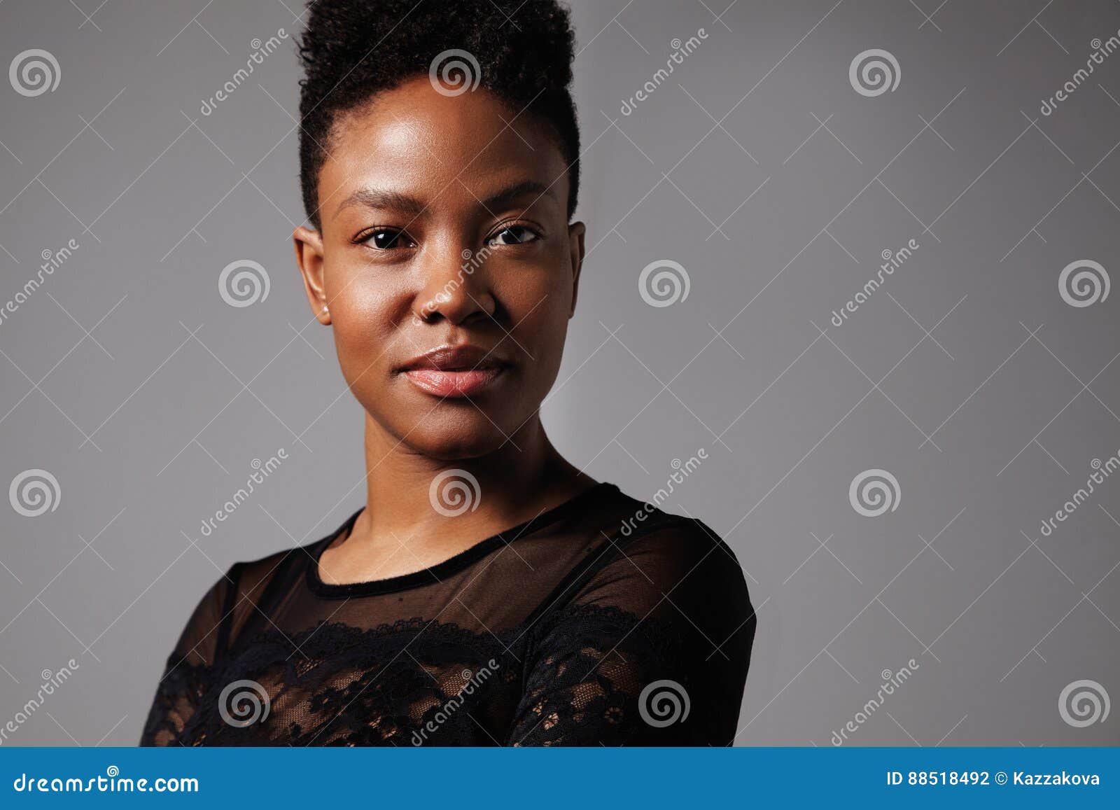 Mulher Negra Que Olha Na Câmera, Corte De Cabelo Curto Foto de Stock -  Imagem de misturado, africano: 88518492
