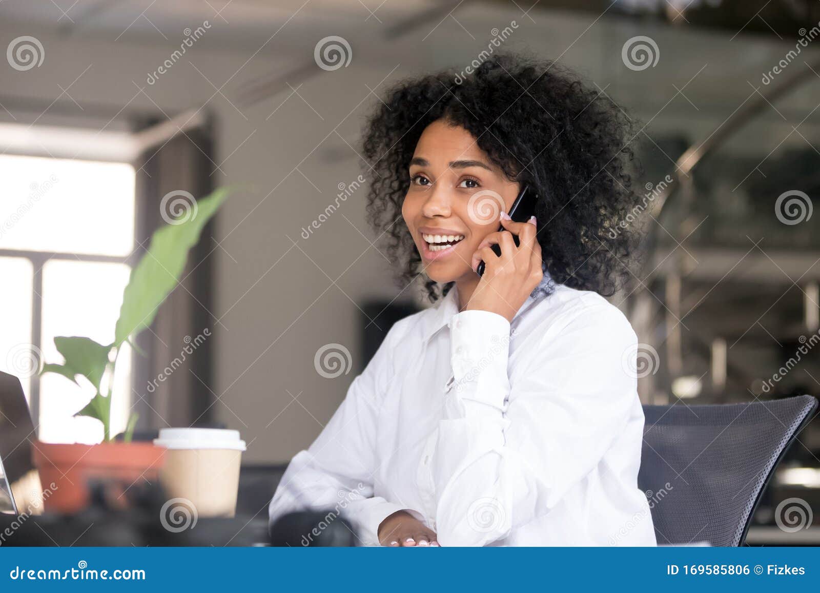 Relaxe a mulher negra no chão e o laptop para uma pausa na