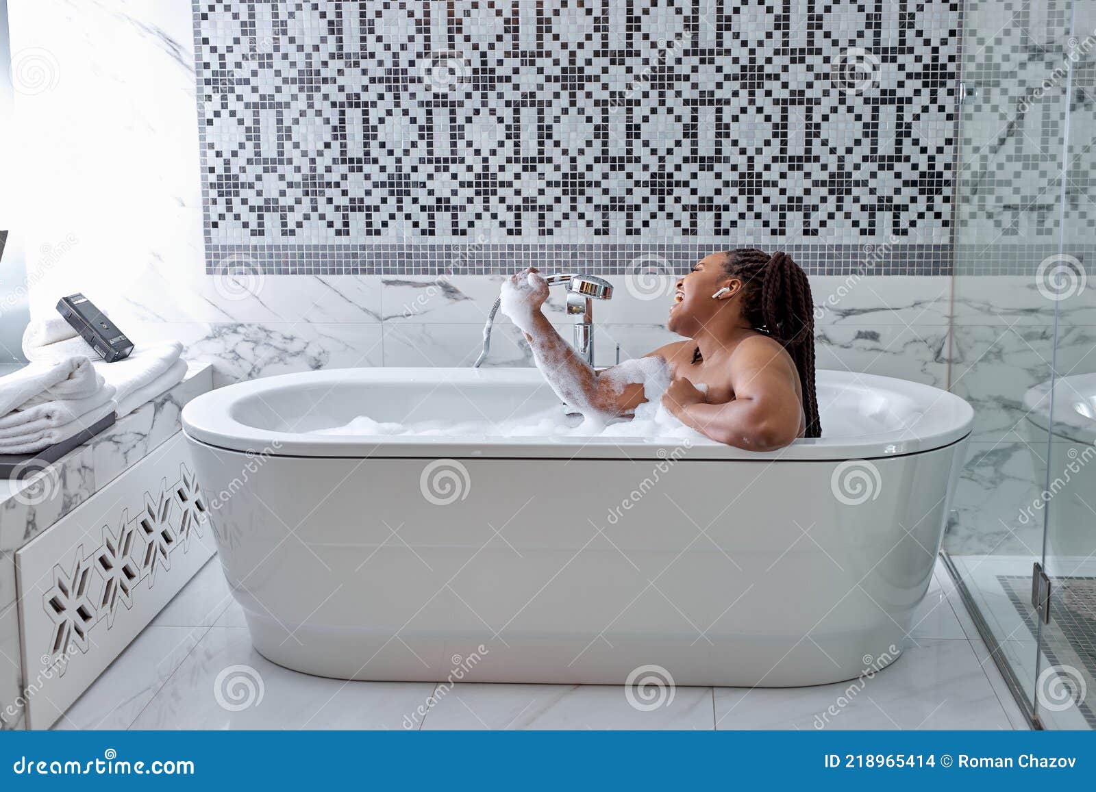 Fotografia Vertical Da Linda Loira Em Maiô Verde Tomando Banho Na Praia.  Garota De Biquíni Tomando Banho Debaixo D'água Imagem de Stock 