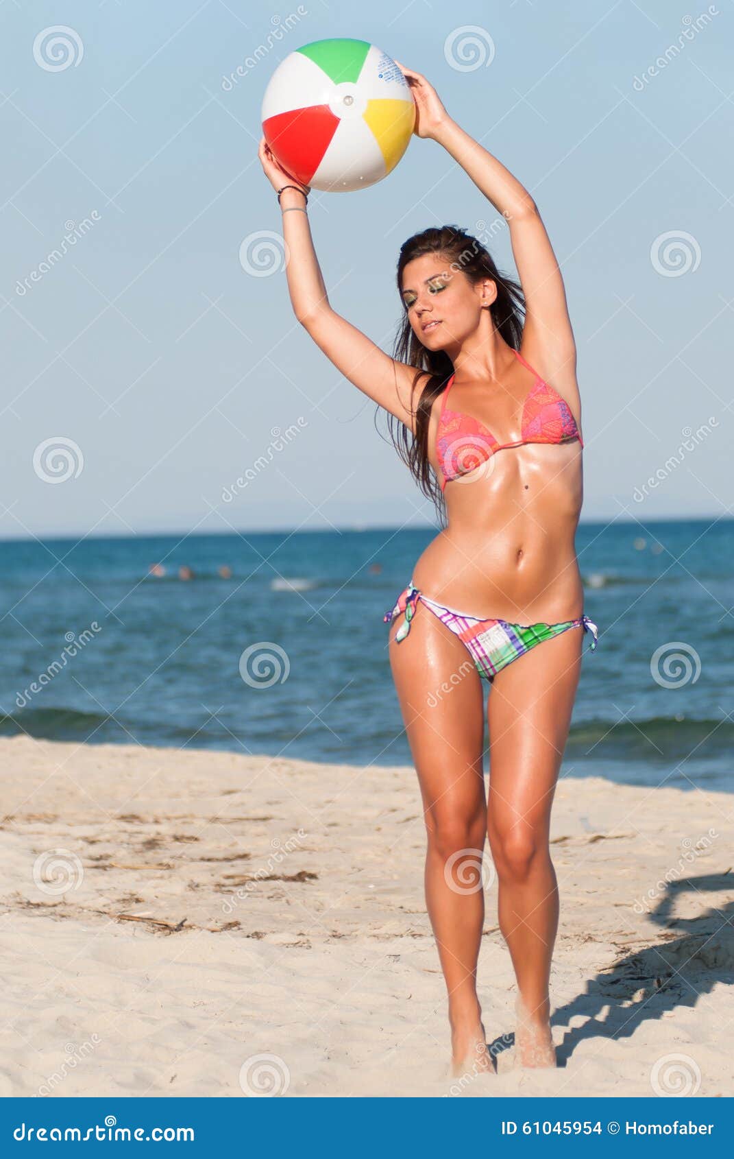 Mulher Bonita De Biquíni Com Cabelo Comprido a Saltar Numa Praia Tropical  Foto de Stock - Imagem de caucasiano, positivo: 144885530, image size:1071x1690