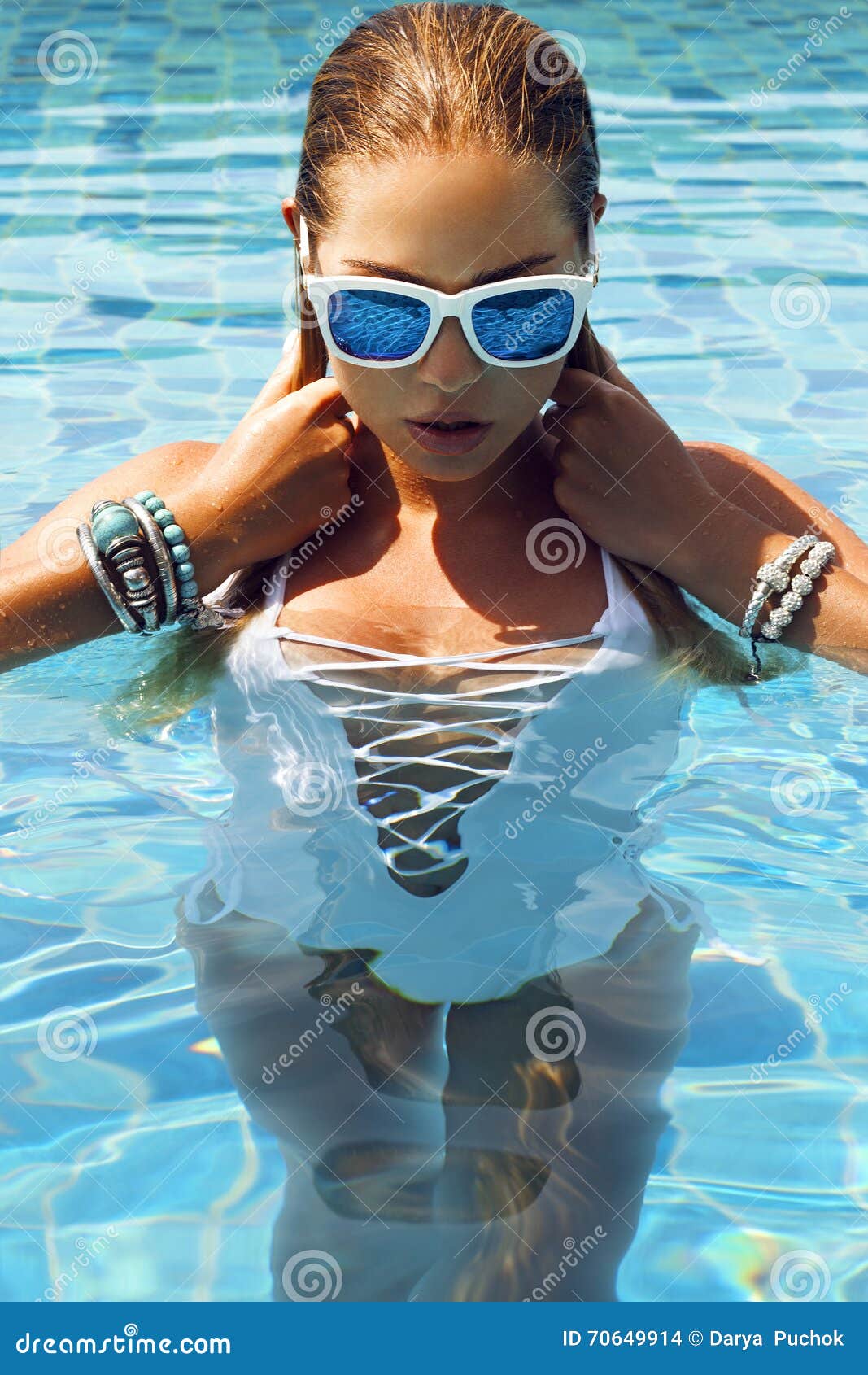 Mulher No Roupa De Banho Branco Que Levanta Perto Da Piscina Menina  Bronzeado à Moda Bonita Dia De Verão Na Ilha Phuket, Tailândi Foto de Stock  - Imagem de banho, moda: 70649914