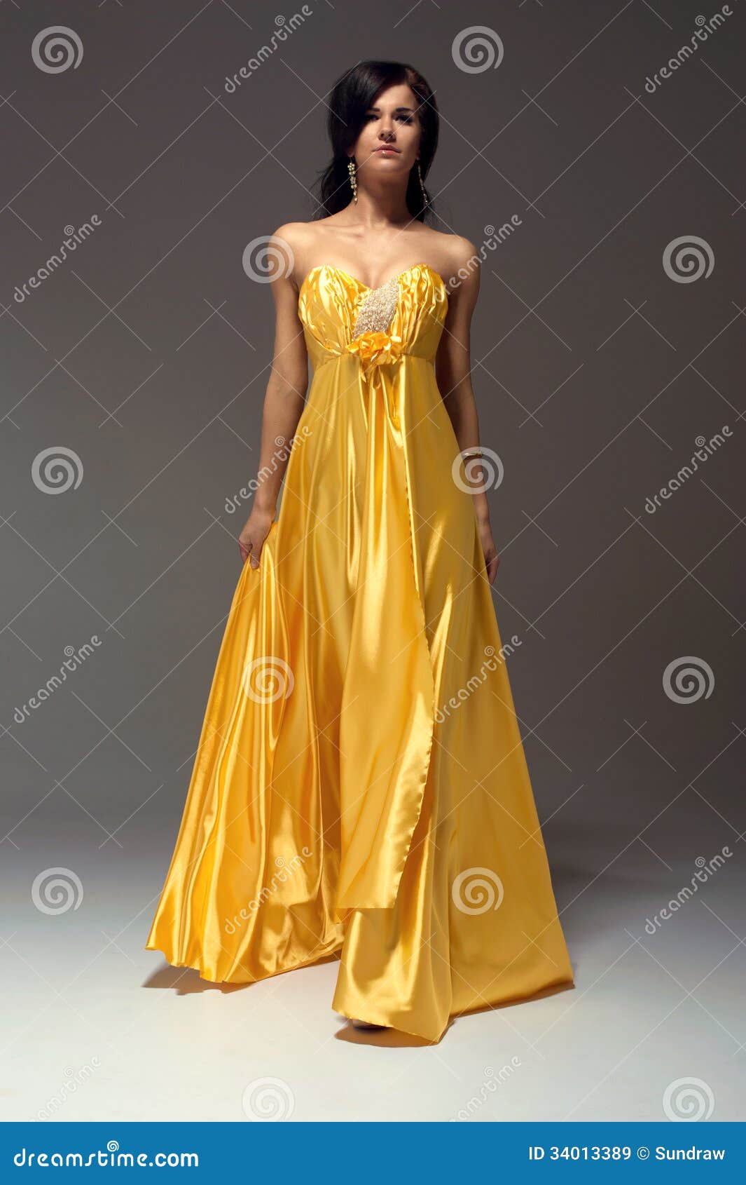 vestido amarelo com dourado