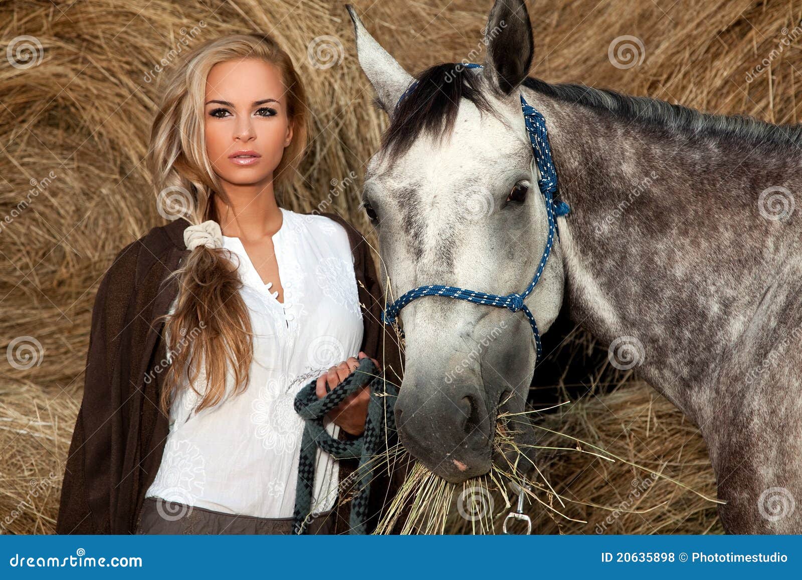 Mulher E Cavalo Pulando Uma Cerca Imagem de Stock - Imagem de equestre,  animal: 208048229