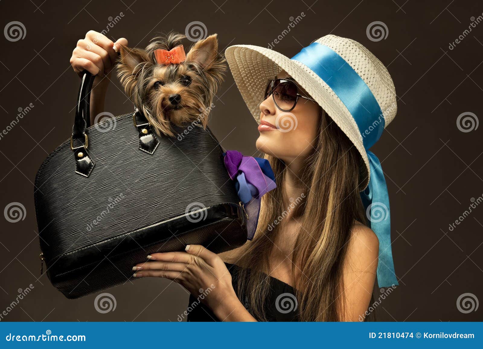 mujeres en este yorkshire terrier