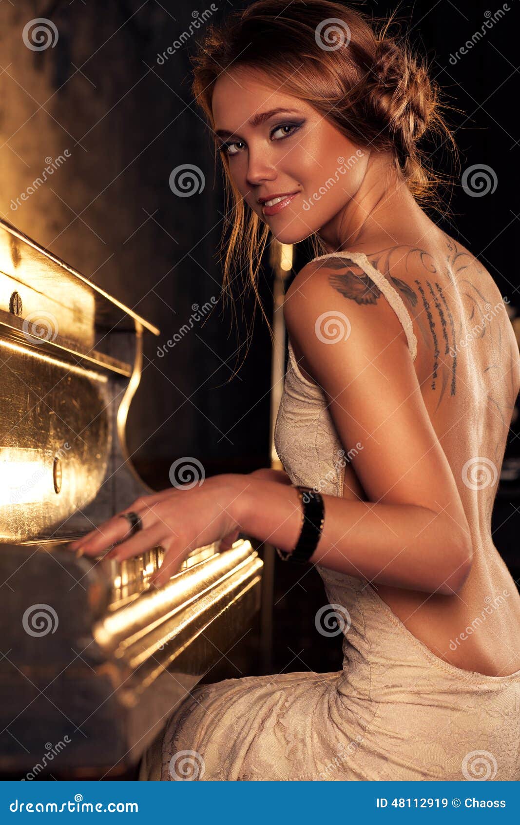 Uma Mulher De Pijama Rosa Está Transmitindo Um Jogo De Piano Online Na  Internet. Pianista Sorridente Mostrando Boas-vindas Com Ges Foto de Stock -  Imagem de quarto, interior: 219052440