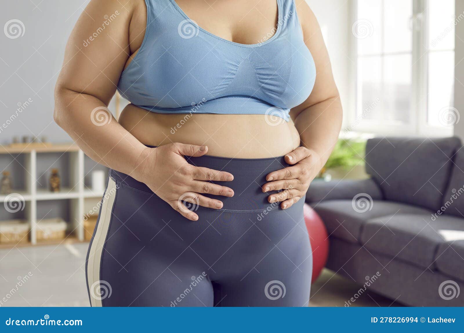 Mulher Obesa Com Excesso De Peso Em Sutiã Desportiva E Leggens Com