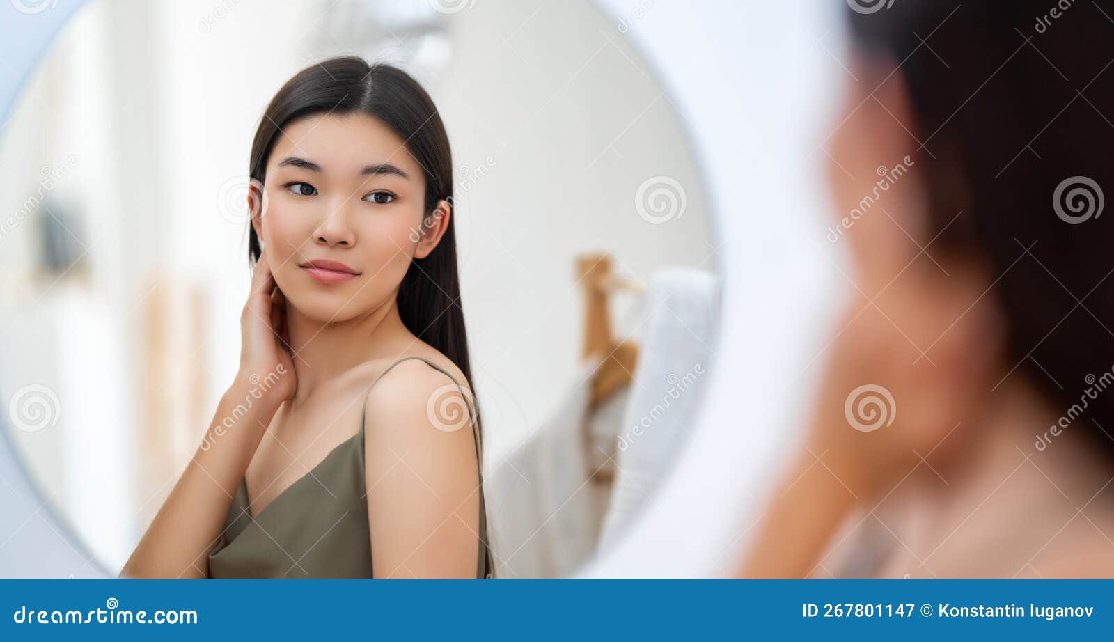 Fundo Menina Está Olhando Para Seu Reflexo Em Um Espelho Antigo Fundo, Como  Tirar Boas Fotos No Espelho Imagem de plano de fundo para download gratuito