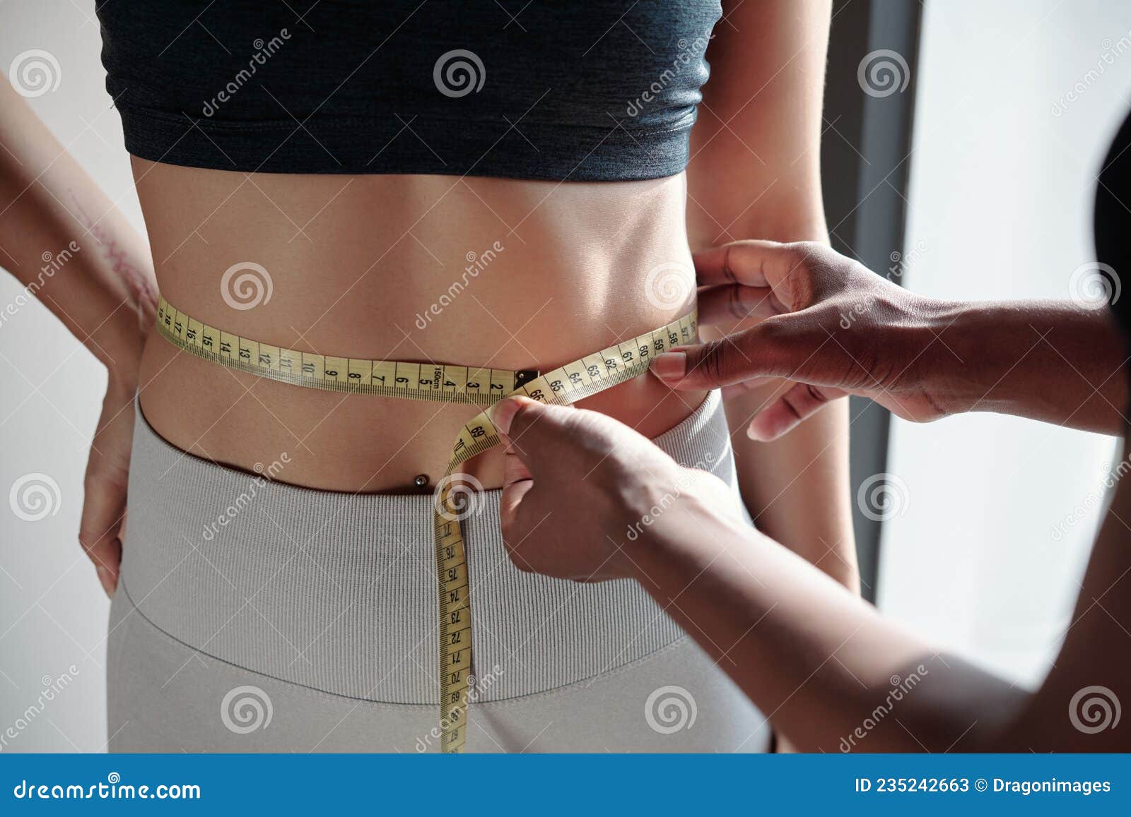 Mulher Pedindo Ao Treinador Para Medir a Cintura Imagem de Stock